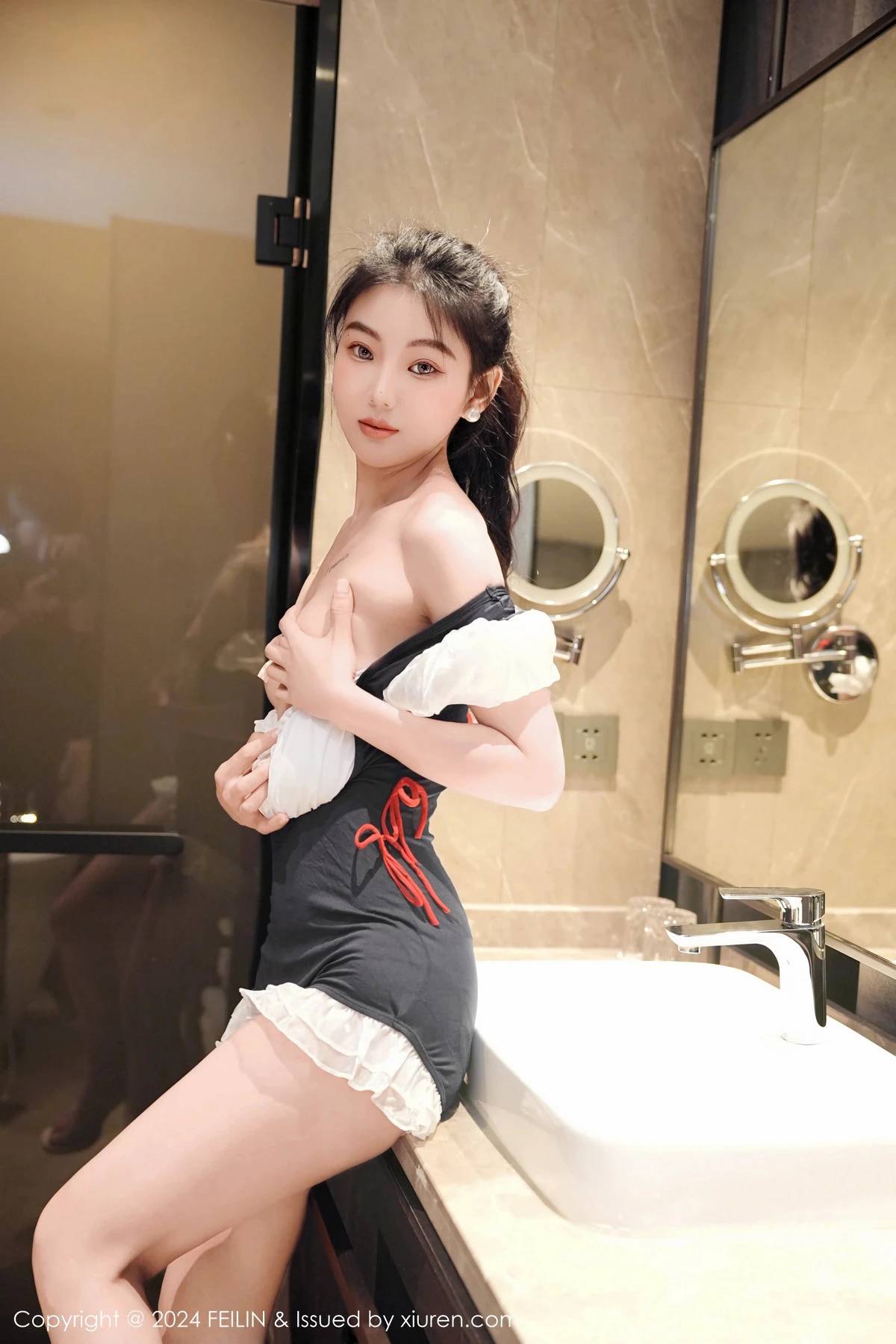 秀人集.com_[FeiLin嗲囡囡]VOL.491_模特希恬儿私房浴室性感拼色连衣短裙秀翘臀美腿撩人诱惑写真60P