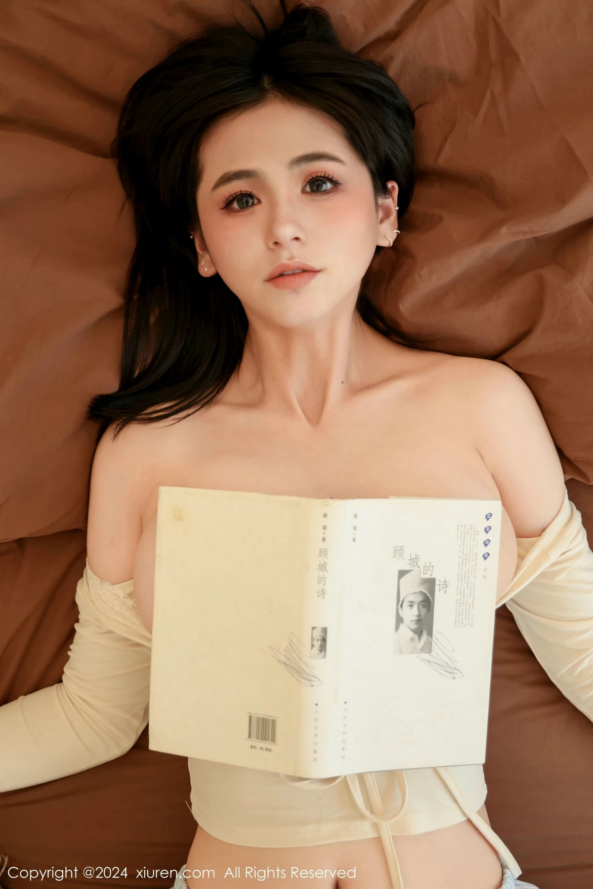 秀人集.com_[XiuRen秀人网]No.9551_模特奶芙乔乔居家性感浅米色上衣配小短裤秀凹凸身材诱惑写真72P