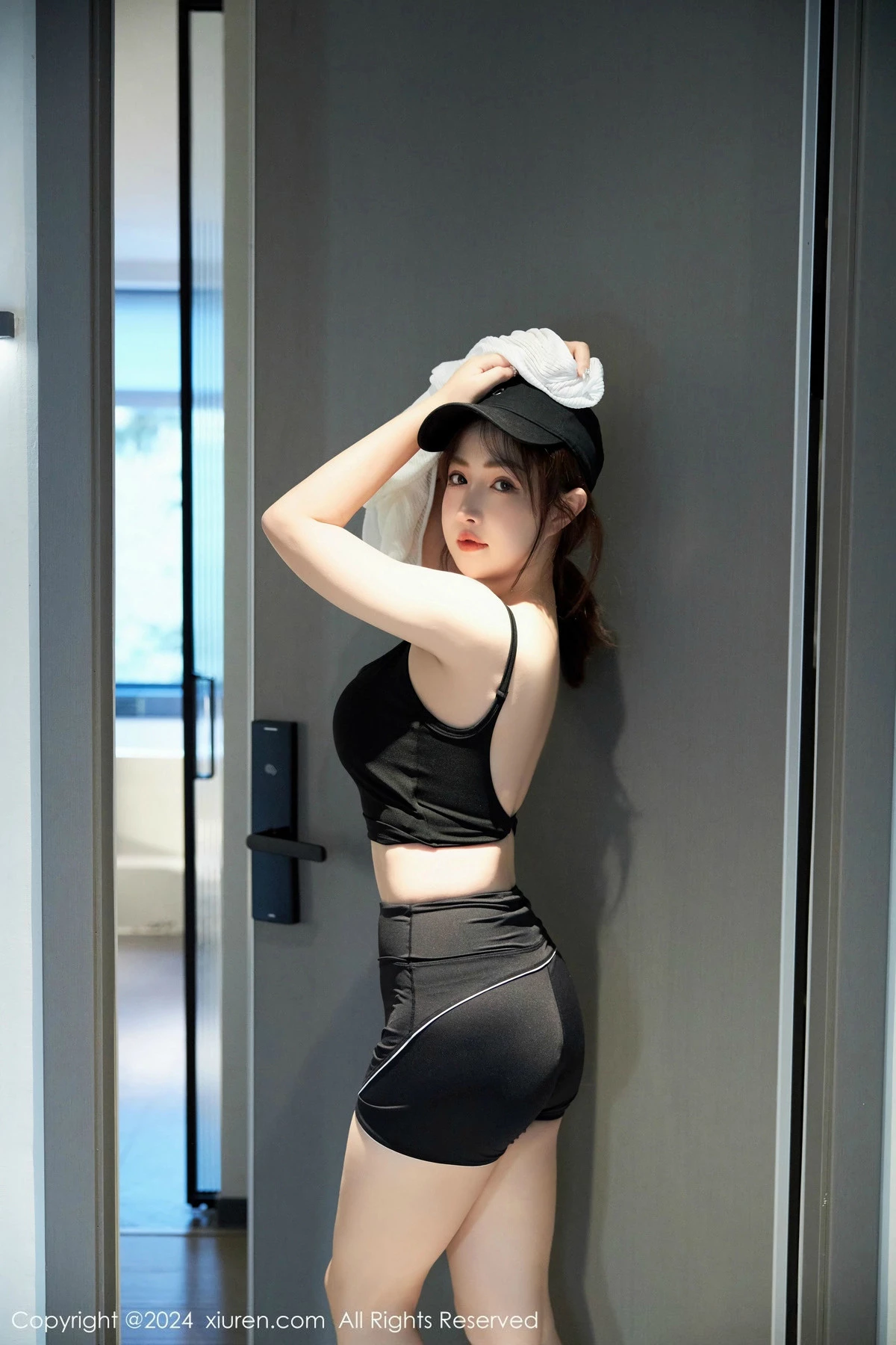 秀人集.com_[XiuRen秀人网]No.9549_模特养乐多Doll性感深色运动服饰秀丰满身材白嫩美腿诱惑写真52P