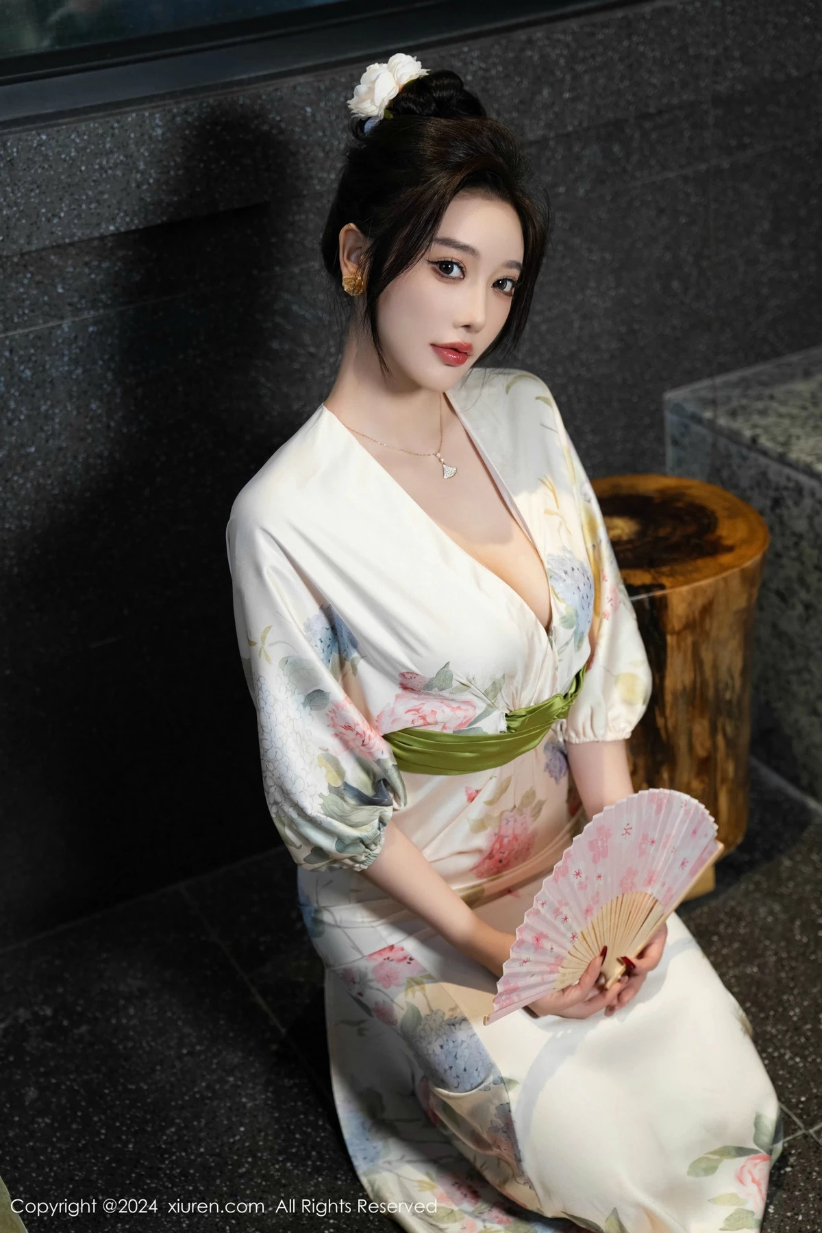 秀人集.com_[XiuRen秀人网]No.9470_女神杨晨晨Yome白色连衣裙+红色蕾丝情趣内衣秀丰腴身材诱惑写真99P