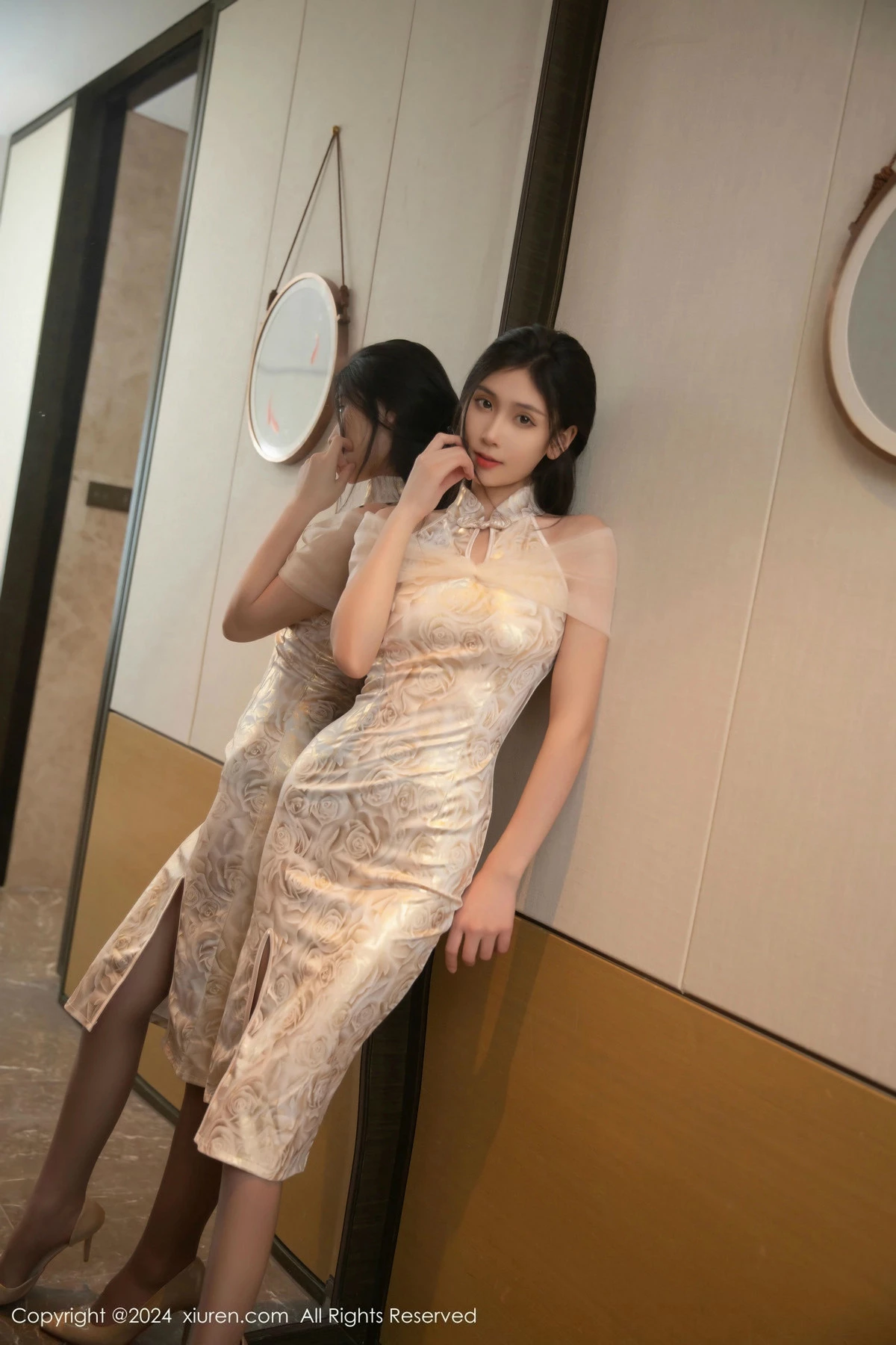 秀人集.com_[XiuRen秀人网]No.9583_模特刘婷婷性感浅色旗袍配超薄无内灰丝秀翘臀美腿完美诱惑写真80P