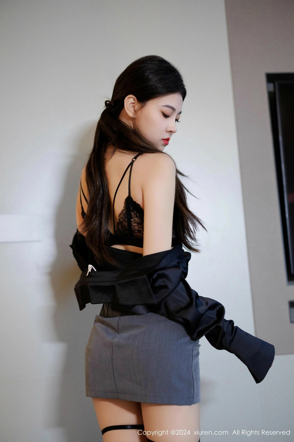 秀人集.com_[XiuRen秀人网]No.9604_模特初梦瑶性感OL服饰露黑色内衣配黑丝吊袜秀美腿极致魅惑写真90P