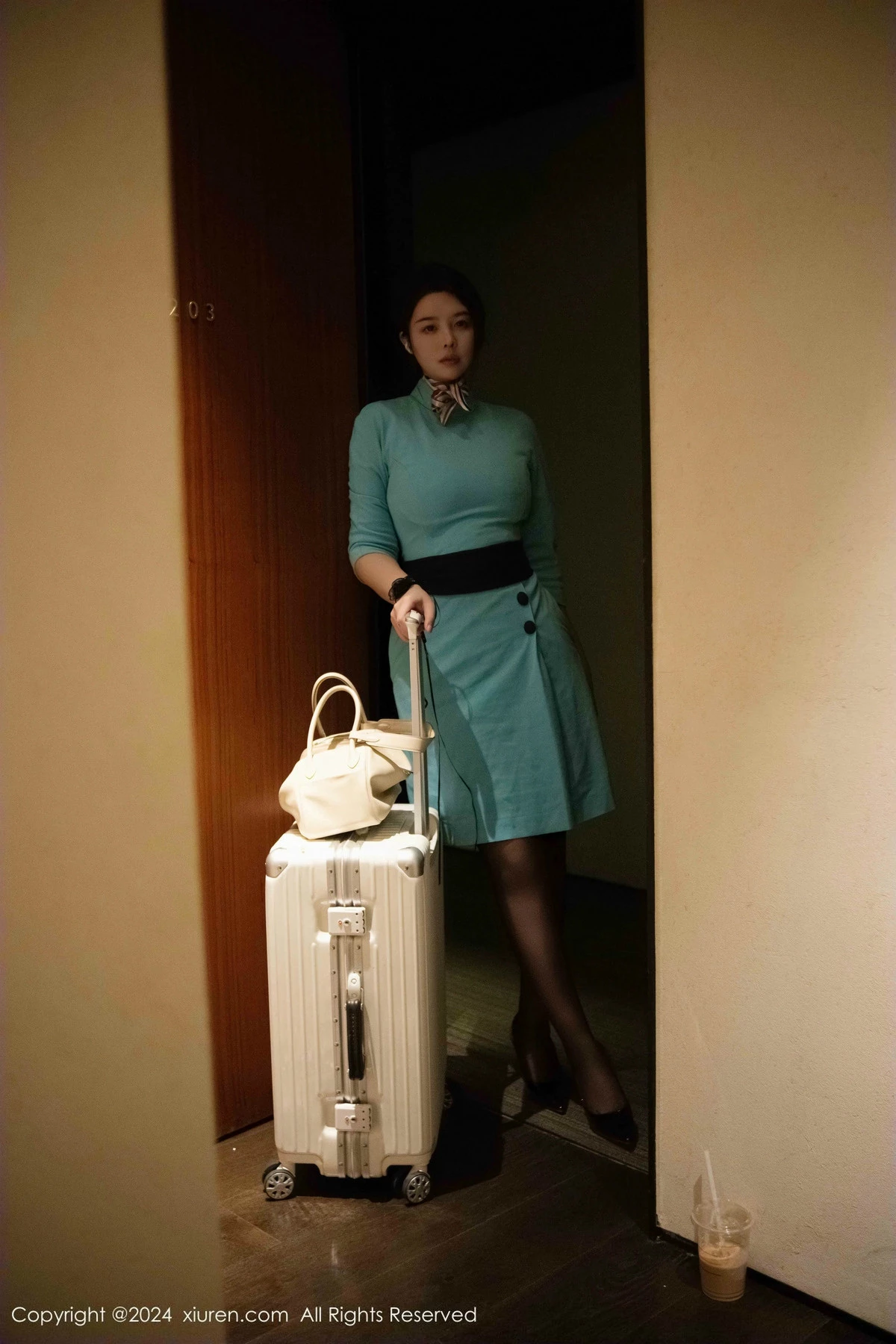 秀人集.com_[XiuRen秀人网]No.9609_模特樱桃小犊子蓝色空姐制服露黑色内衣配黑丝吊袜极致魅惑写真41P