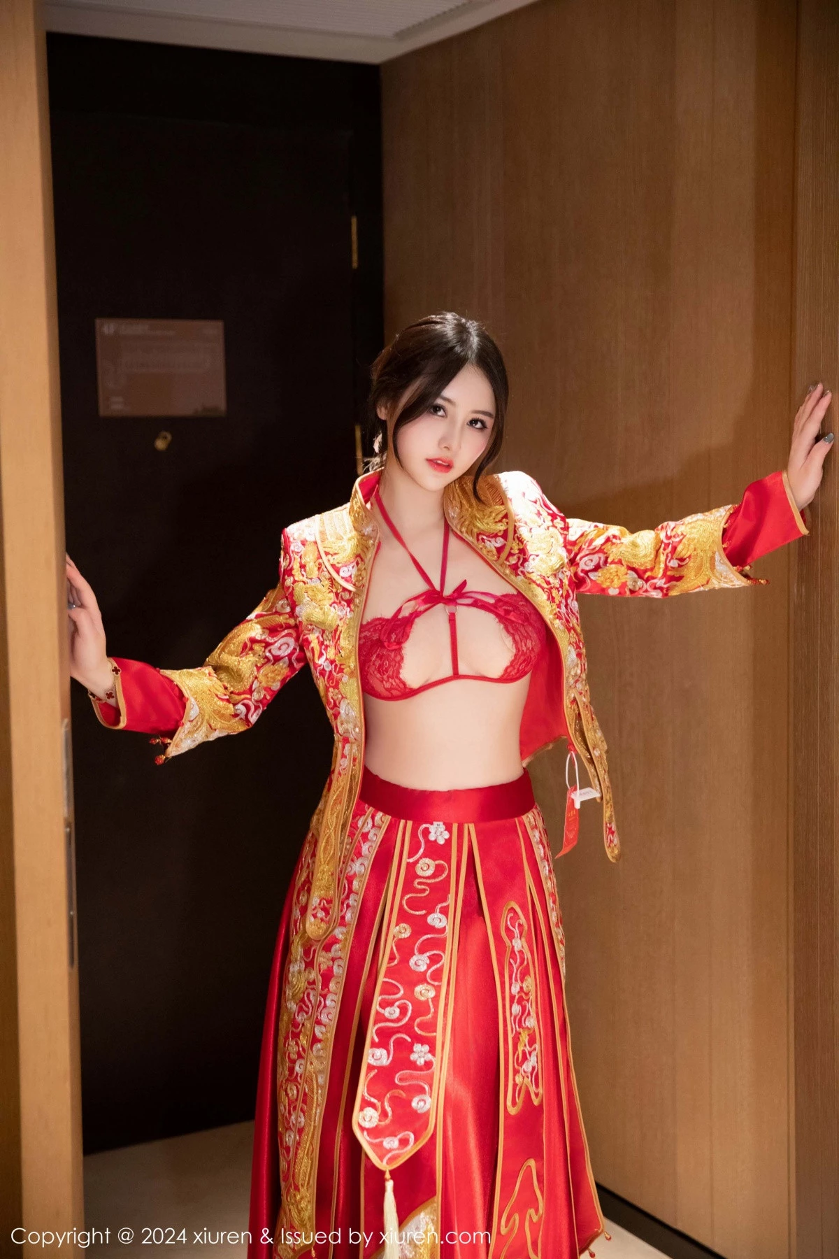 秀人集.com_[XiuRen秀人网]No.9494_模特诗诗kiki性感红色新娘服饰露红色内衣秀惹火身材诱惑写真83P