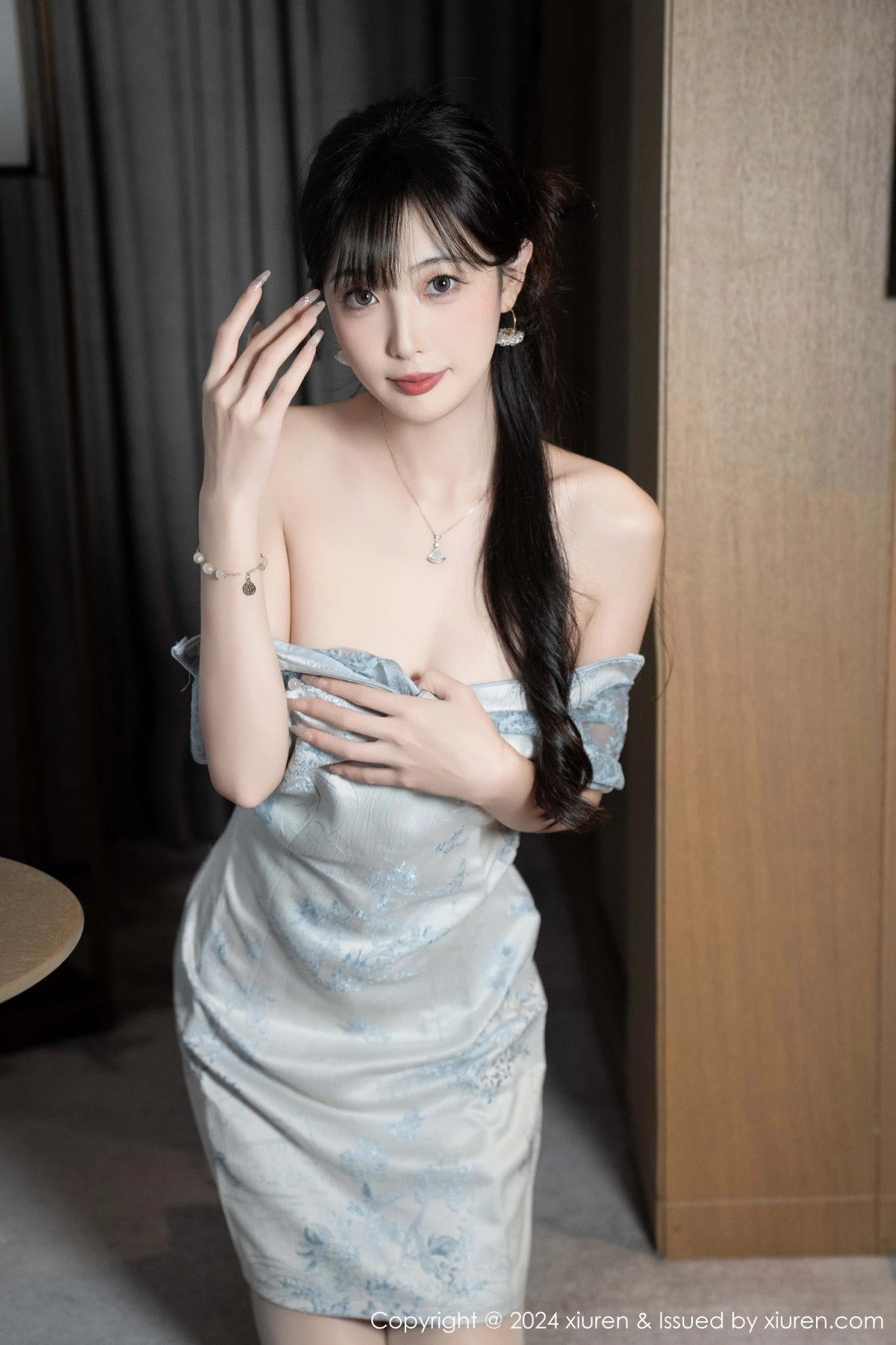 秀人集.com_[XiuRen秀人网]No.9487_模特林星阑性感浅色短旗袍露白色内衣配超薄肉丝秀美腿诱惑写真82P