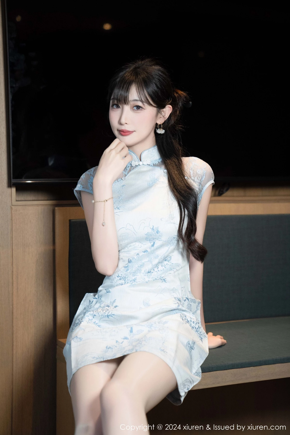 秀人集.com_[XiuRen秀人网]No.9487_模特林星阑性感浅色短旗袍露白色内衣配超薄肉丝秀美腿诱惑写真82P