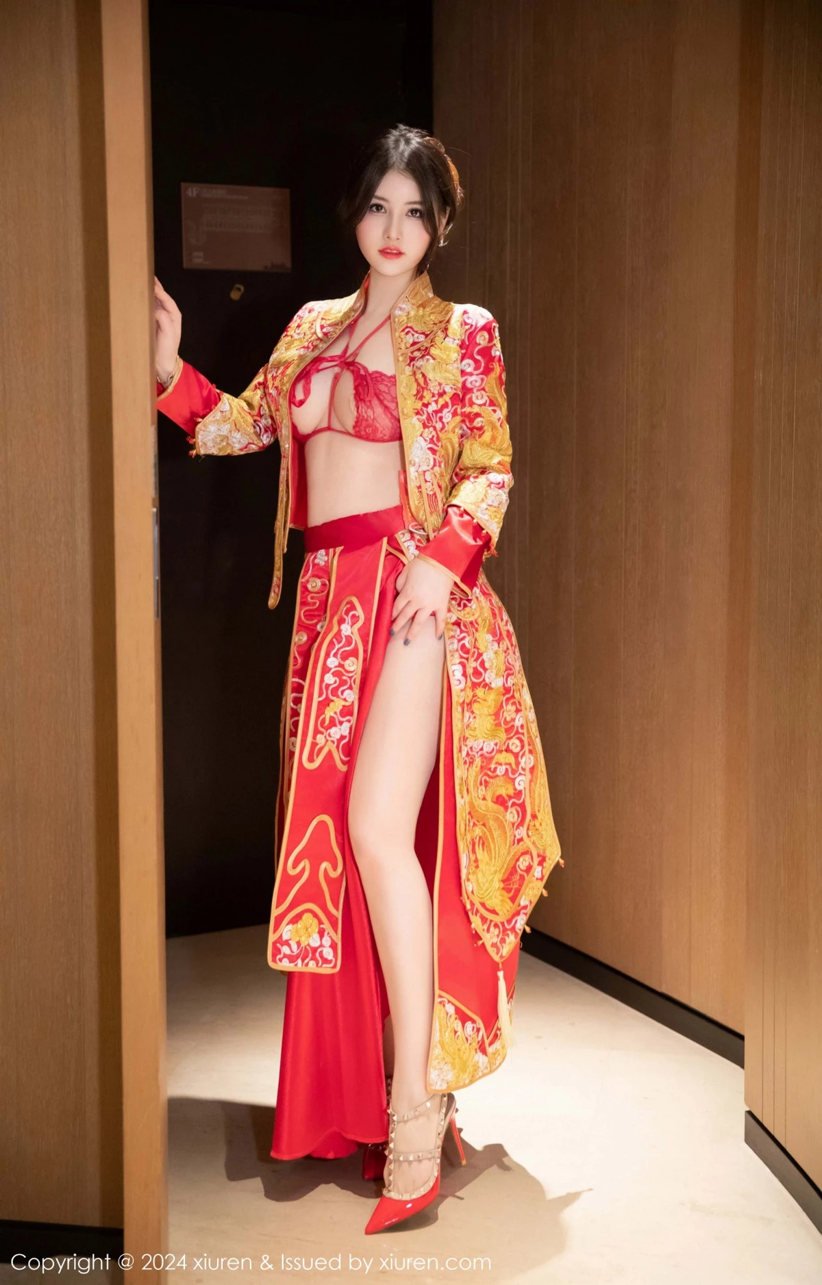 秀人集.com_[XiuRen秀人网]No.9494_模特诗诗kiki性感红色新娘服饰露红色内衣秀惹火身材诱惑写真83P