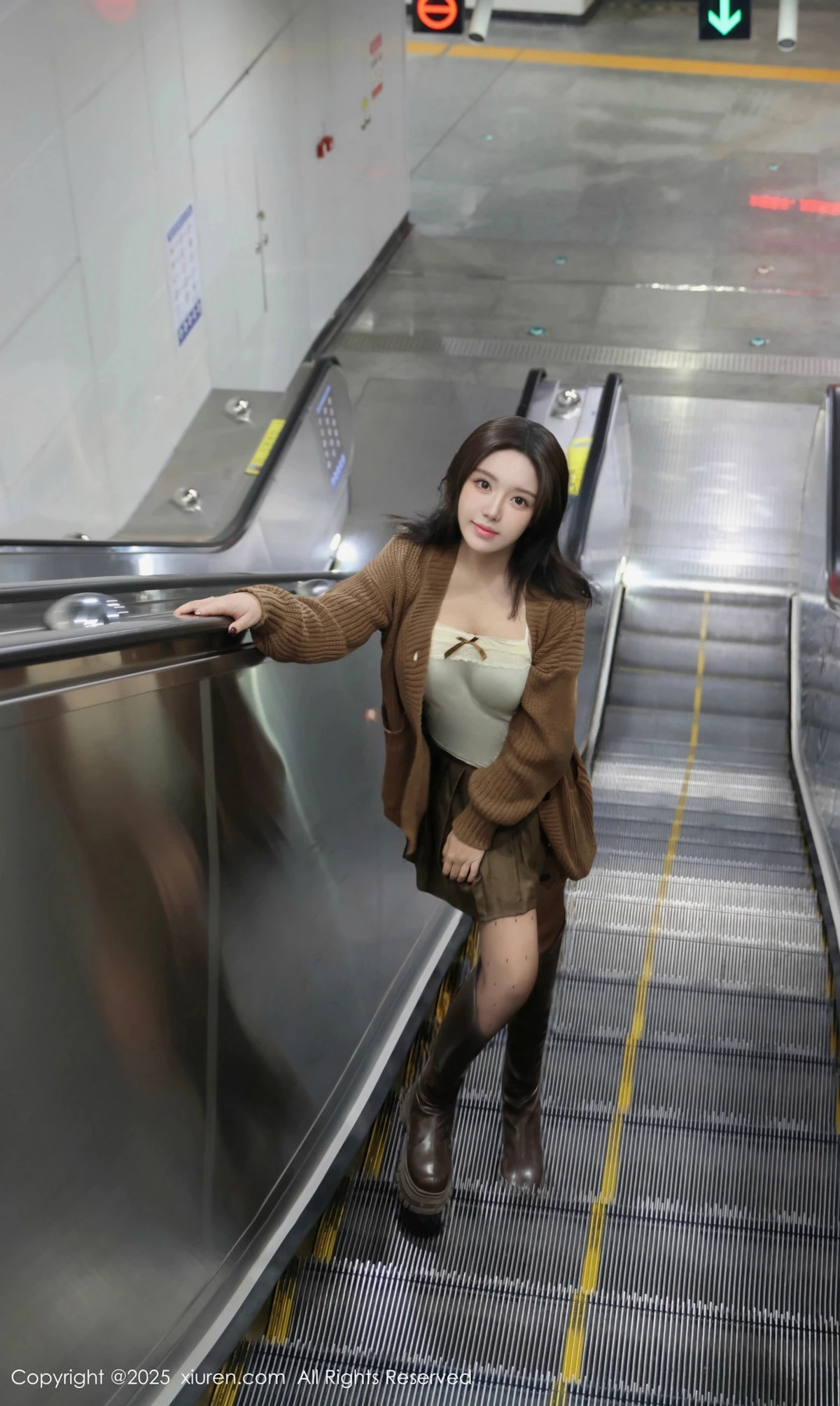 秀人集.com_[XiuRen秀人网]No.9708_模特小薯条nienie深色短裙配白色吊带露超薄黑丝秀美腿诱惑写真72P