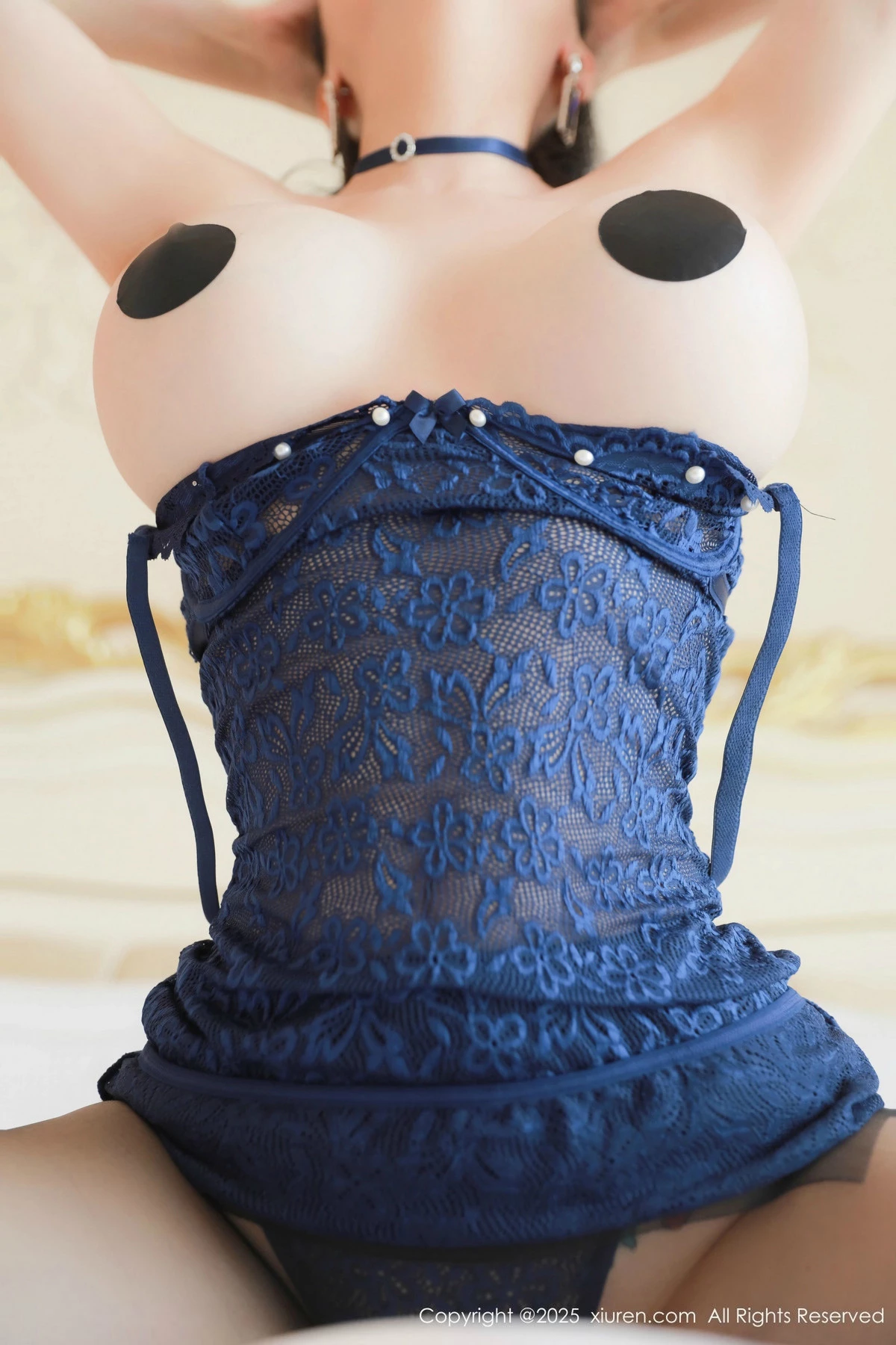 秀人集.com_[XiuRen秀人网]No.9733_模特田冰冰性感蓝色蕾丝吊带配超薄黑丝秀翘臀美腿撩人诱惑写真56P