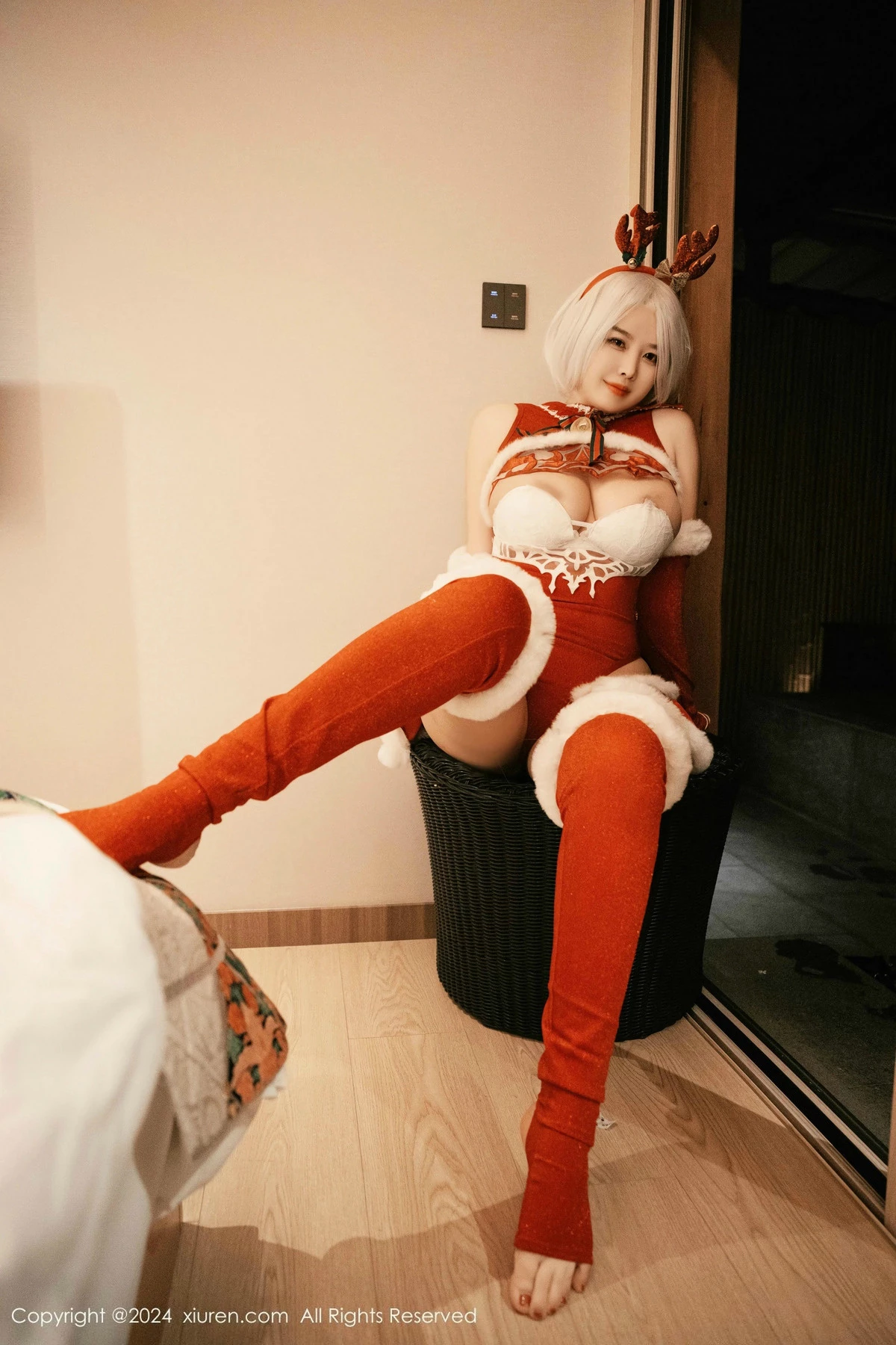 秀人集.com_[XiuRen秀人网]No.9660_模特樱桃小犊子性感红色圣诞装扮半脱秀丰满身材完美诱惑写真55P