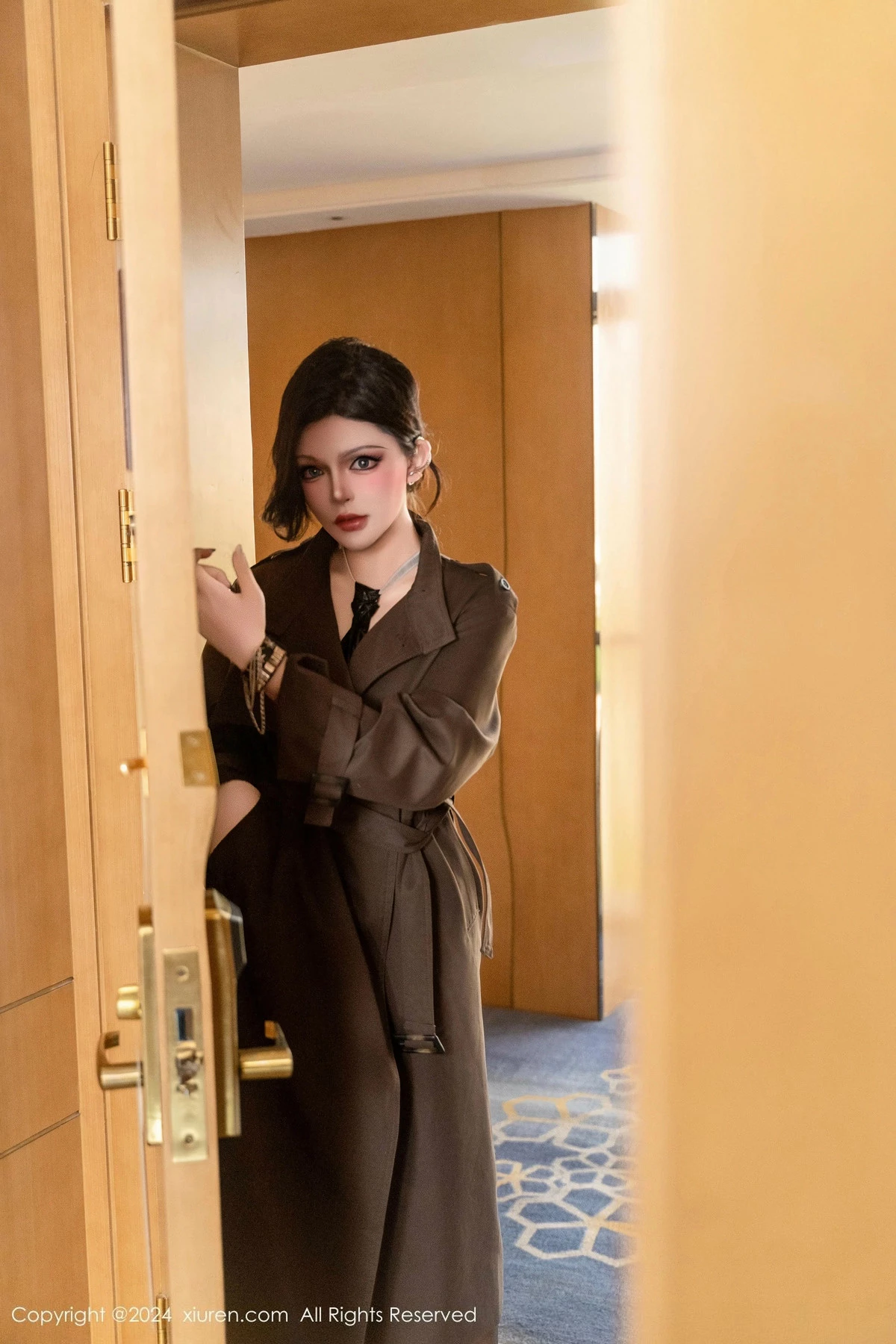 秀人集.com_[XiuRen秀人网]No.9661_模特伊丽莎有点白性感黑色皮短裙配黑丝袜秀惹火身材诱惑写真101P