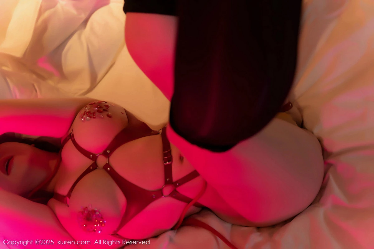 秀人集.com_[XiuRen秀人网]No.9817_模特风景尤美性感红色蕾丝内衣+红色情趣服饰秀惹火身材诱惑写真89P