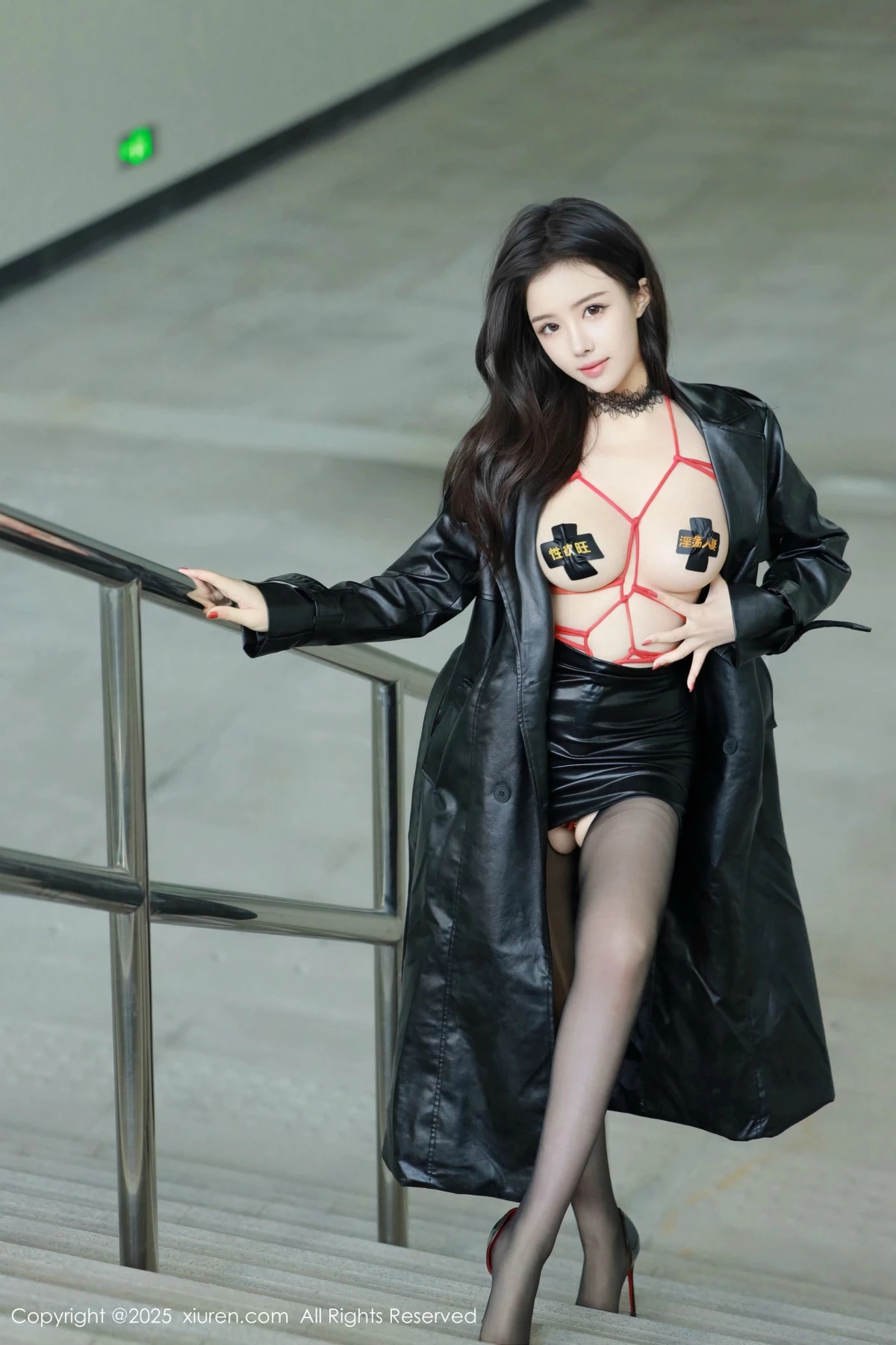 秀人集.com_[XiuRen秀人网]No.9855_模特唐翩翩性感黑色皮大衣露红色情趣服饰配黑丝袜秀美腿诱惑写真90P