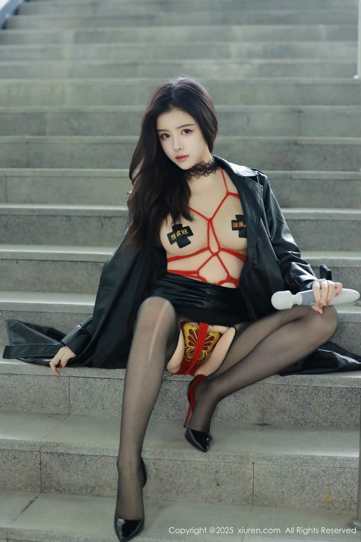 秀人集.com_[XiuRen秀人网]No.9855_模特唐翩翩性感黑色皮大衣露红色情趣服饰配黑丝袜秀美腿诱惑写真90P