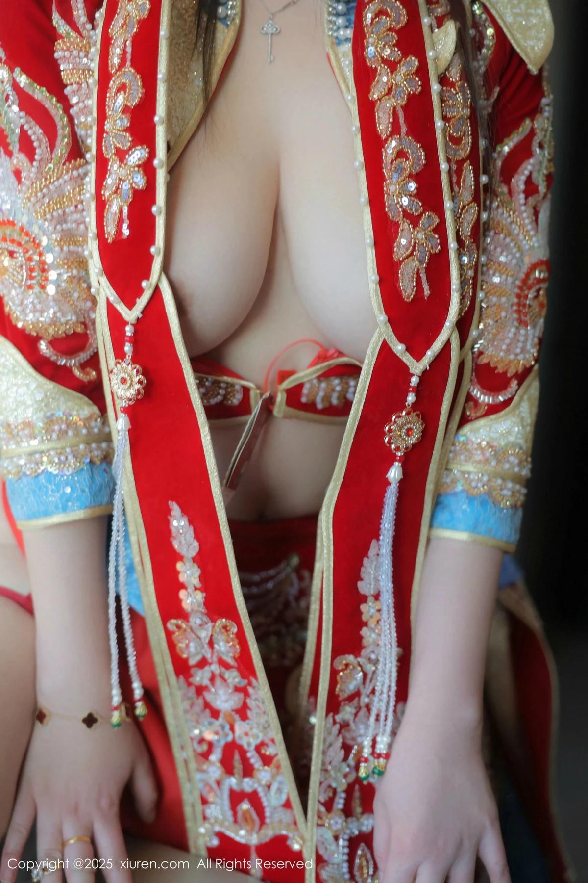 秀人集.com_[XiuRen秀人网]No.9869_模特林若凡F性感红色新娘装配黑丝吊袜半脱秀丰腴身材诱惑写真74P