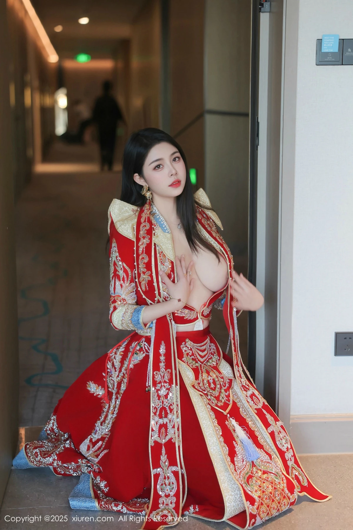 秀人集.com_[XiuRen秀人网]No.9869_模特林若凡F性感红色新娘装配黑丝吊袜半脱秀丰腴身材诱惑写真74P