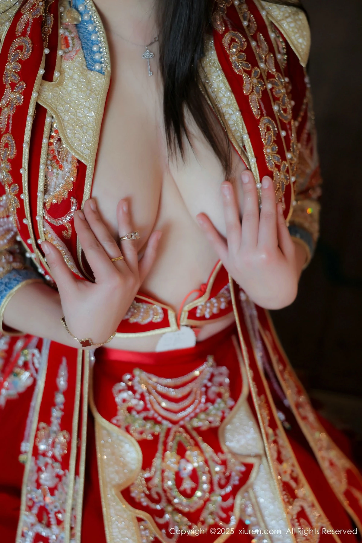 秀人集.com_[XiuRen秀人网]No.9869_模特林若凡F性感红色新娘装配黑丝吊袜半脱秀丰腴身材诱惑写真74P