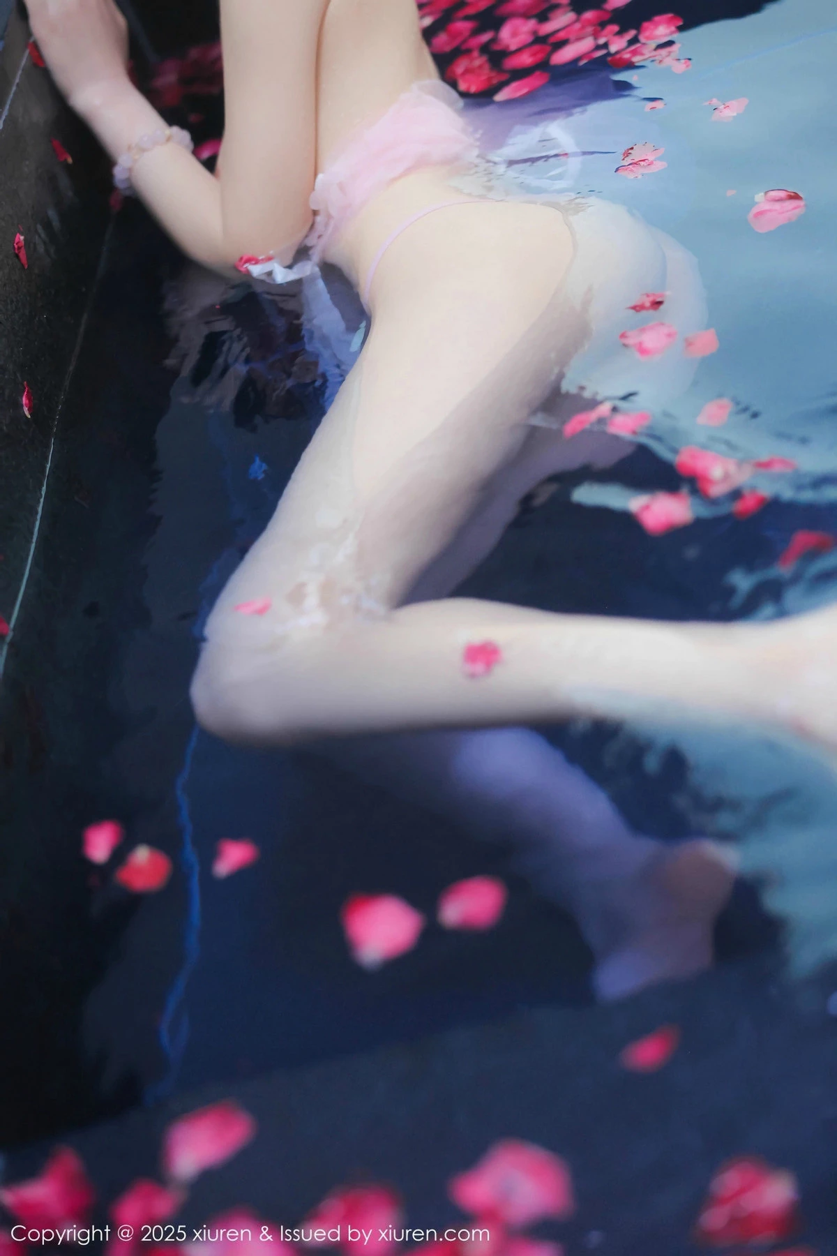 秀人集.com_[XiuRen秀人网]No.9778_模特桃妖夭浴池场景性感白色薄纱服饰花瓣浴秀惹火身材诱惑写真102P