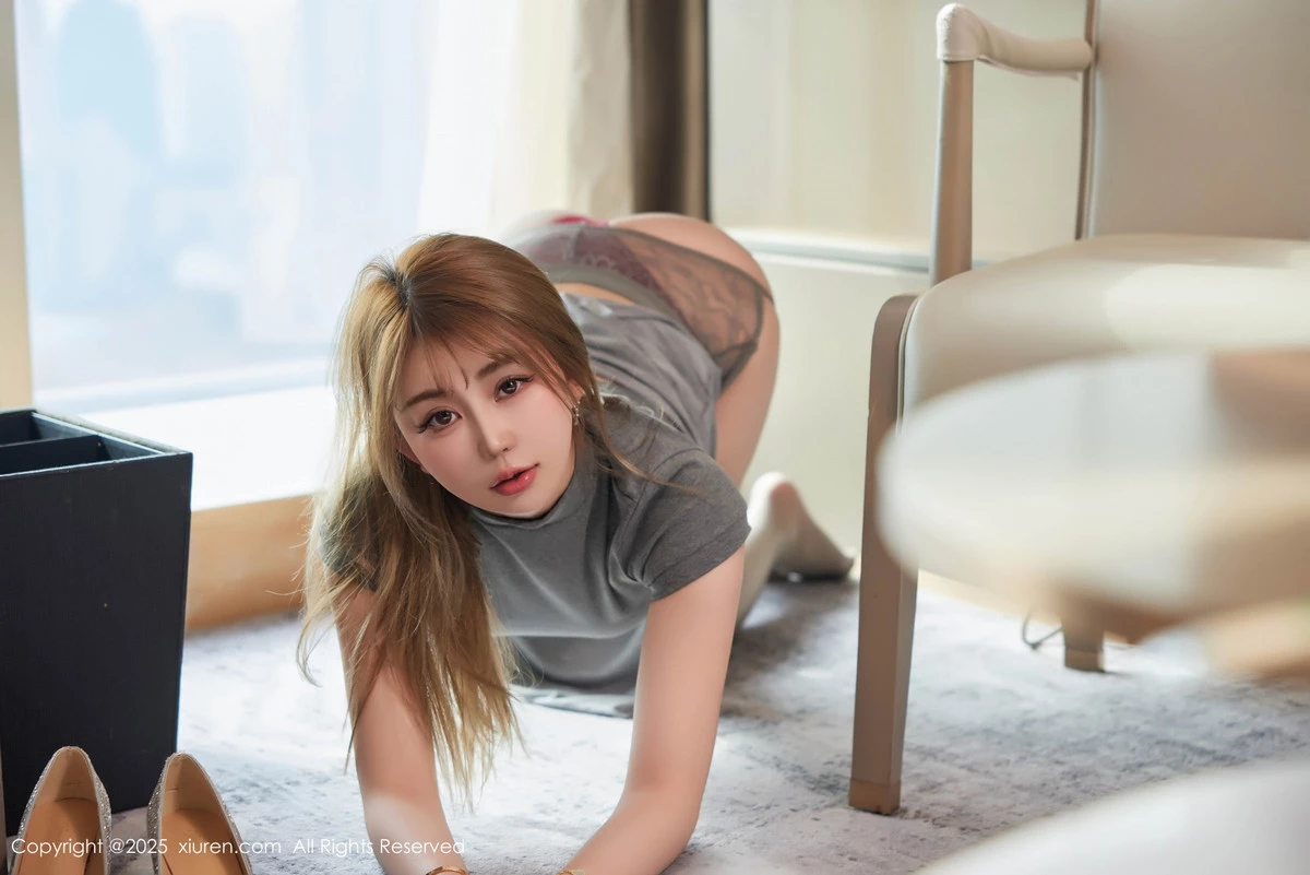 秀人集.com_[XiuRen秀人网]No.9931_模特Zoe柚柚性感灰色包臀裙配灰丝吊袜秀凹凸身材完美诱惑写真73P