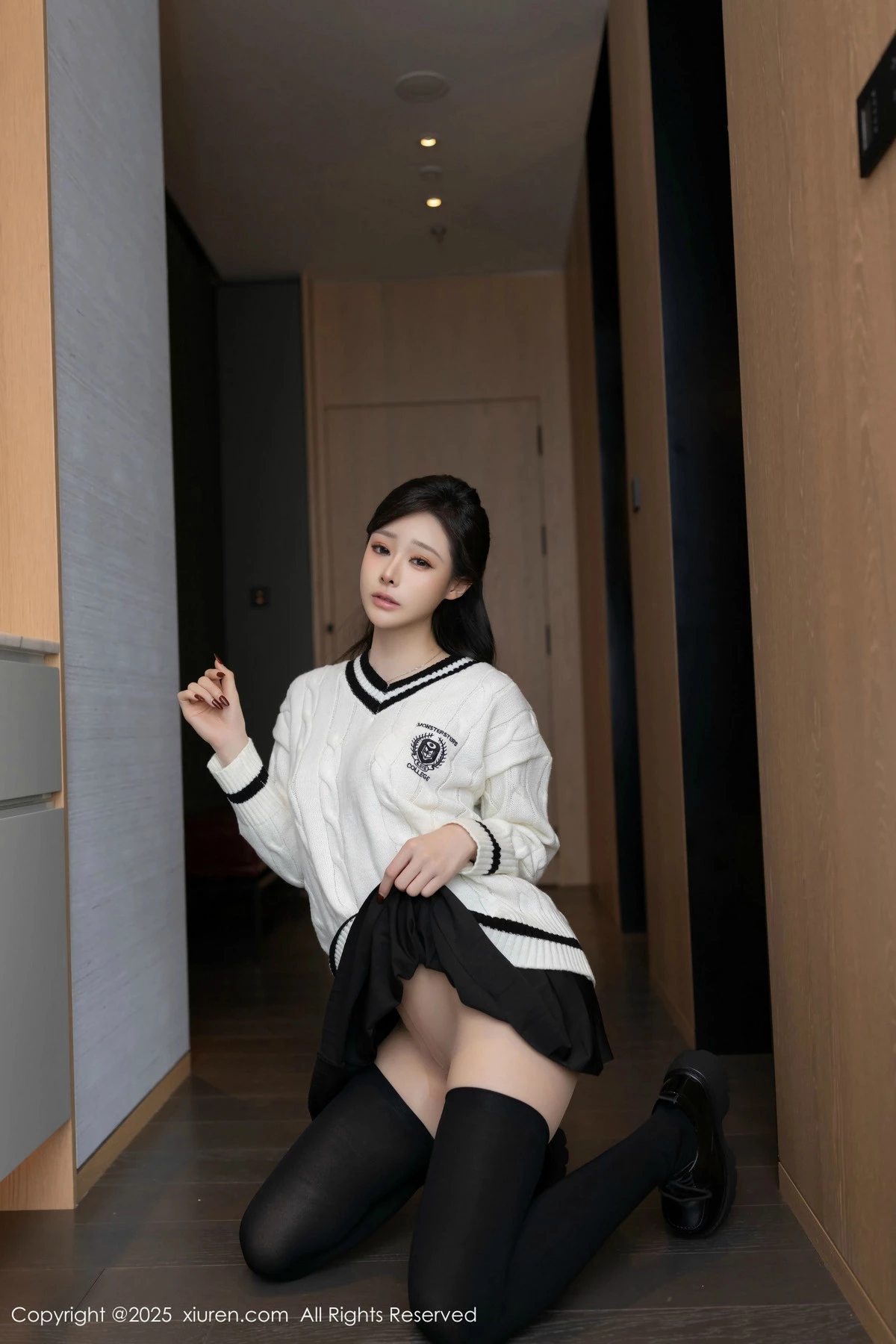 秀人集.com_[XiuRen秀人网]No.9986_模特小逗逗性感白上衣配黑色短裙露超薄黑丝秀曼妙身姿诱惑写真79P