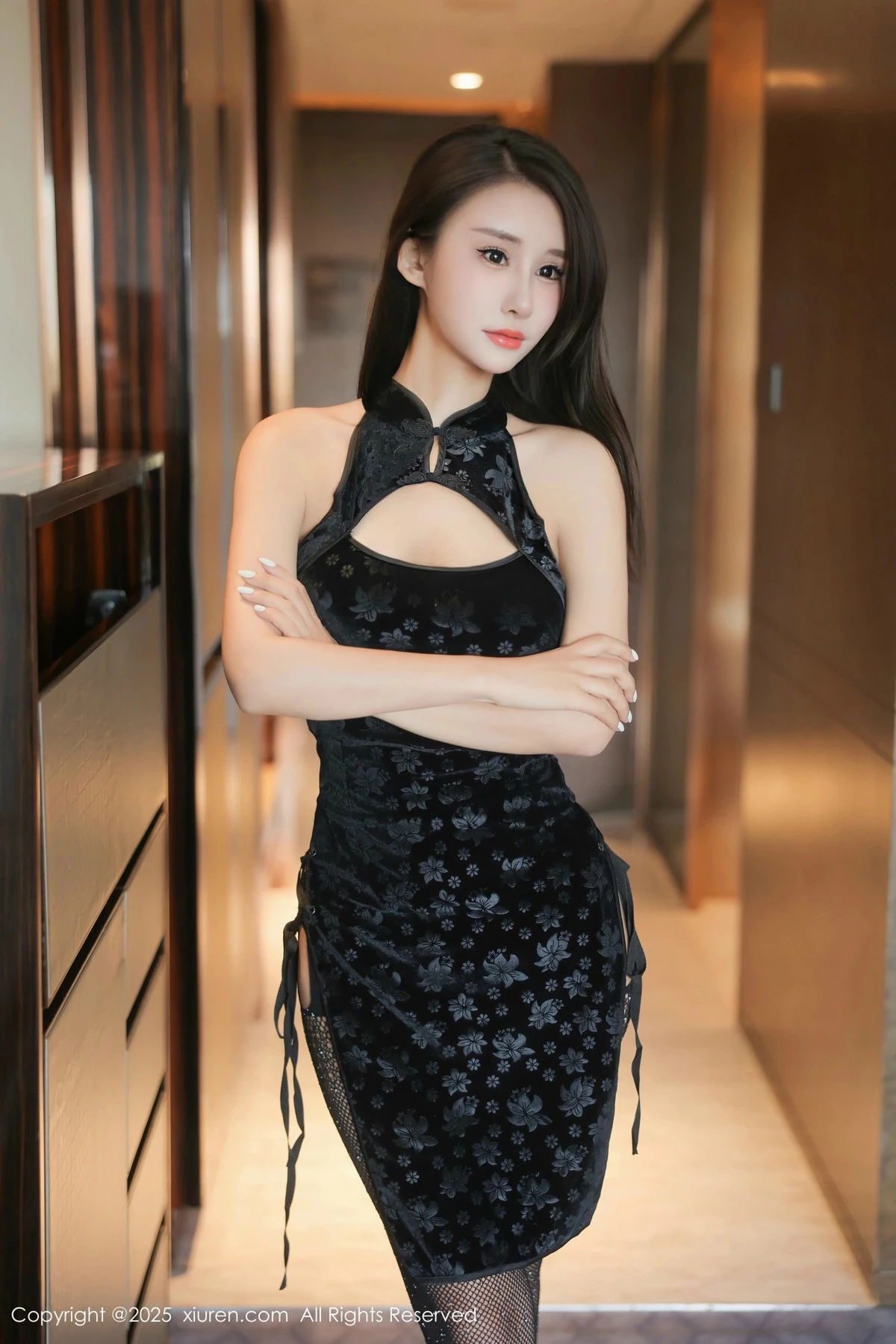 秀人集.com_[XiuRen秀人网]No.9990_模特艺艺yiyi私房性感黑色旗袍配黑丝吊袜秀曼妙身姿撩人诱惑写真57P