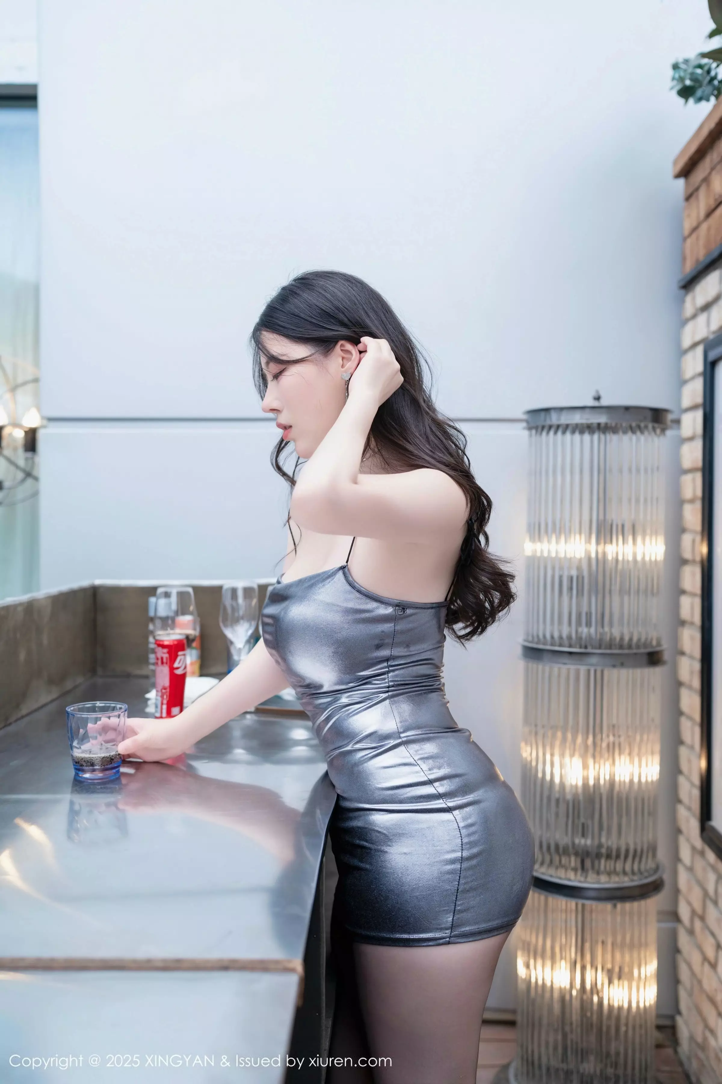 秀人集.com_[XINGYAN星颜社]VOL.323_模特李丽莎性感衬衫配黑短裙露超薄黑丝秀完美身材诱惑写真80P