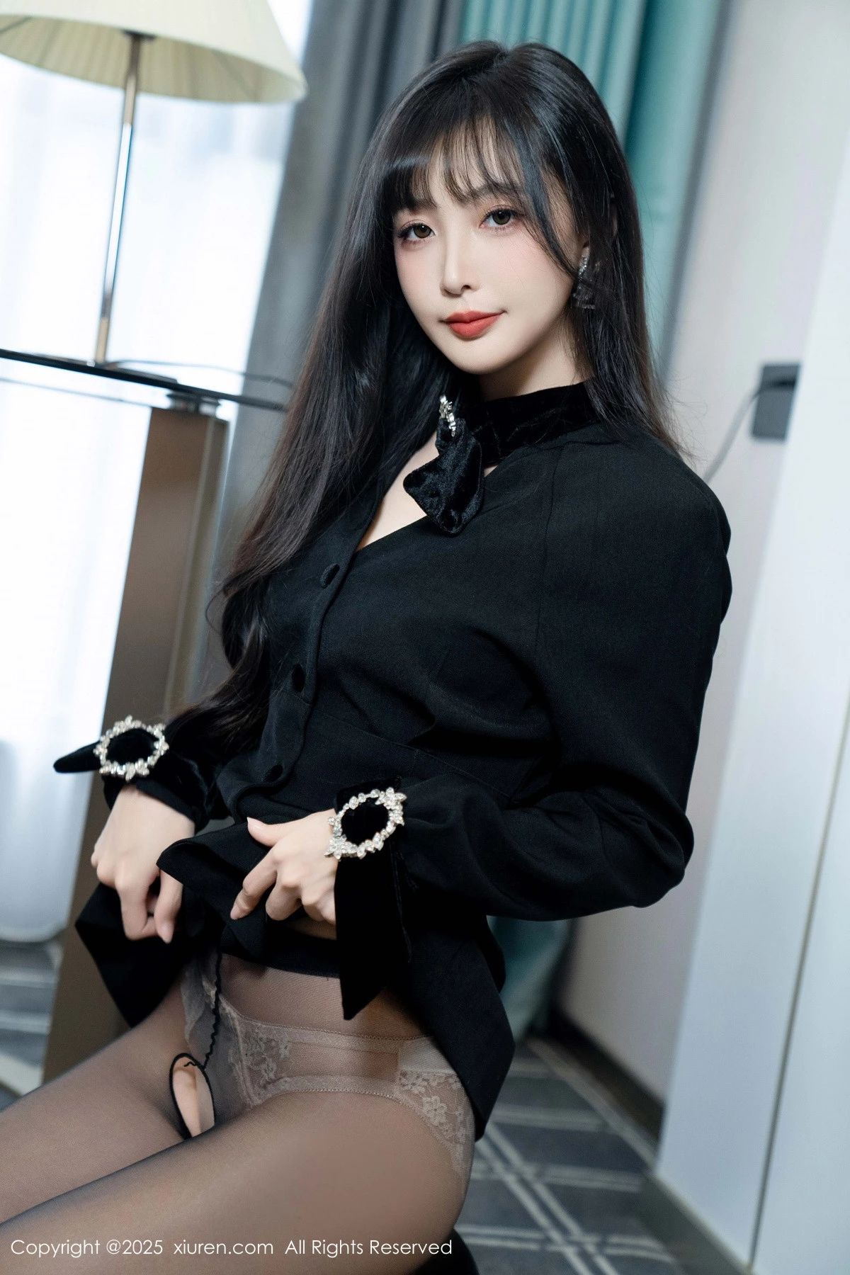 秀人集.com_[XiuRen秀人网]No.9918_模特樱桃小阑子黑色外套露性感内衣配开档黑丝秀曼妙身姿诱惑写真99P