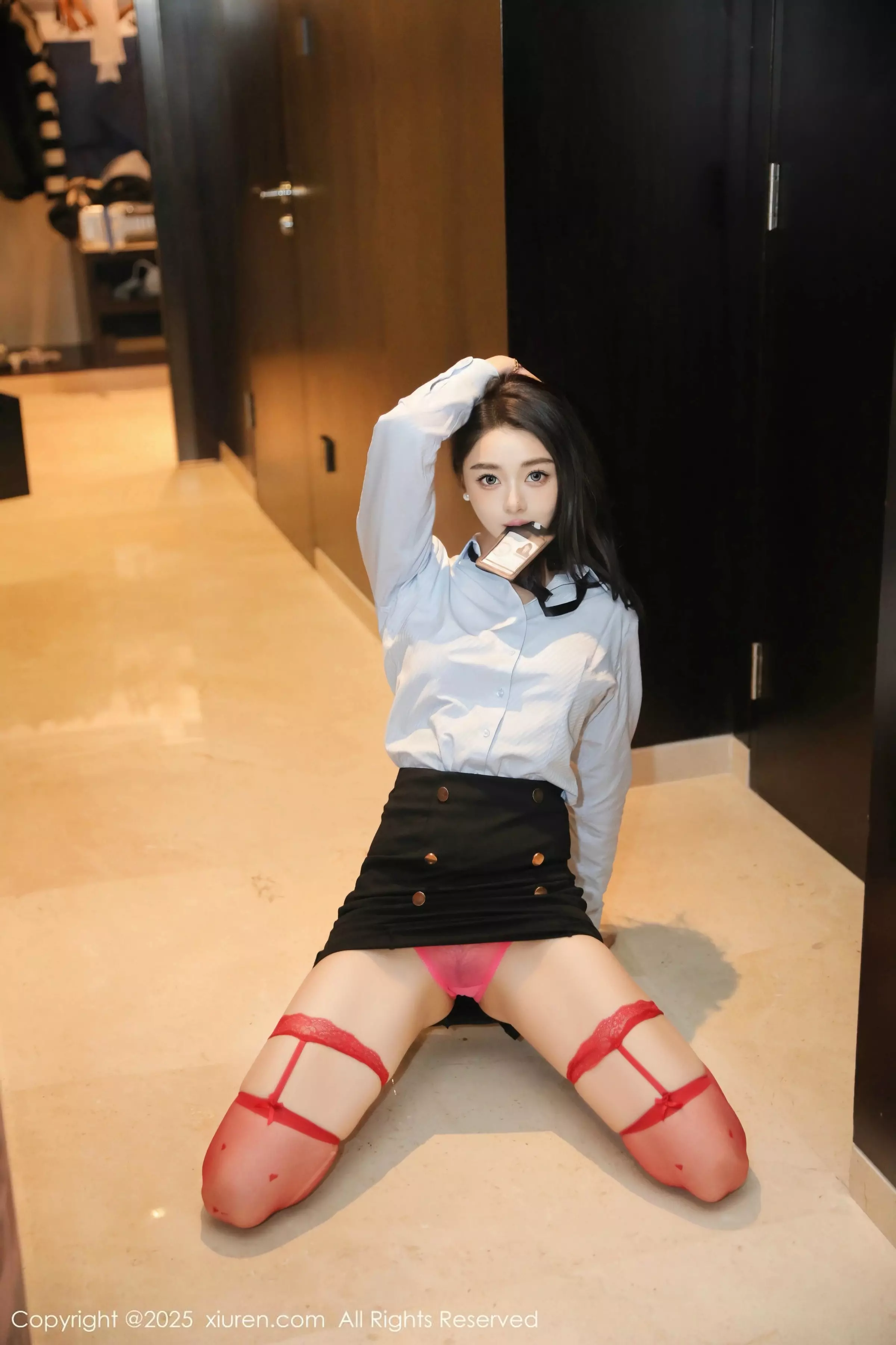 秀人集.com_[XiuRen秀人网]No.10086_模特Candy糖糖性感白T配黑短裙露红色丝袜秀丰腴身材诱惑写真86P