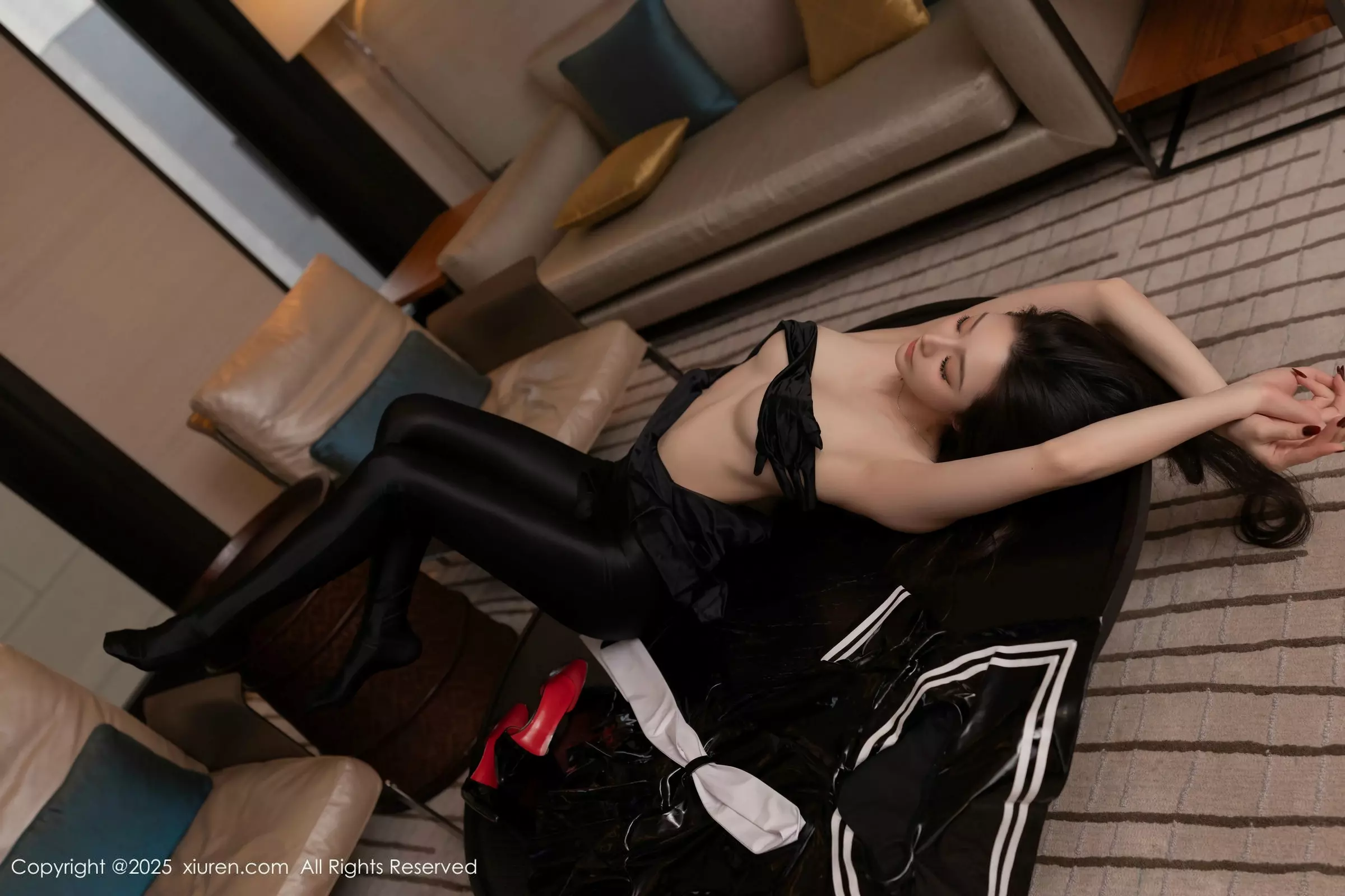 秀人集.com_[XiuRen秀人网]No.10087_模特小逗逗性感黑色胶衣+魅惑连体黑丝秀曼妙身姿撩人诱惑写真82P