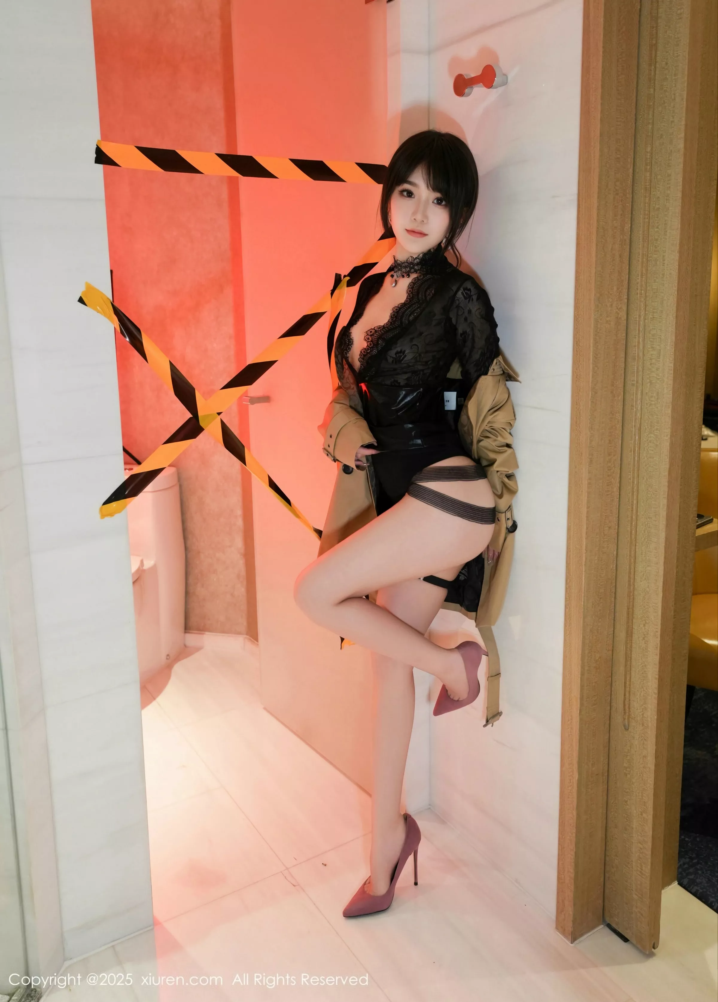 秀人集.com_[XiuRen秀人网]No.10134_模特汁汁性感浅色风衣服饰露黑色情趣内衣秀惹火身材诱惑写真71P