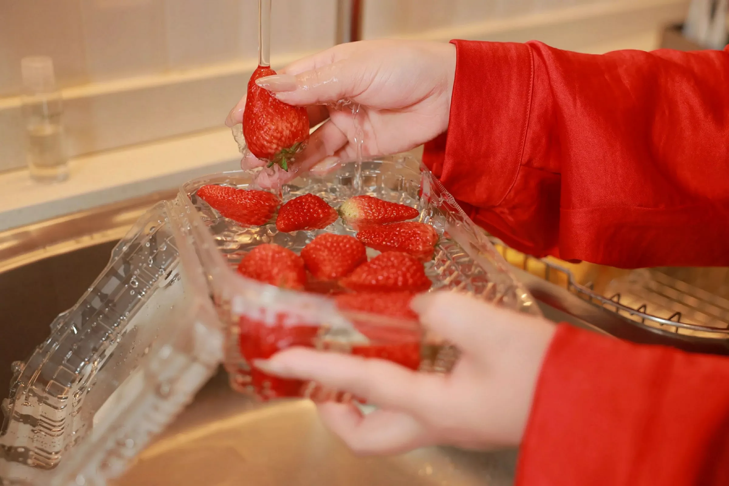 秀人集.com_[XiuRen秀人网]No.10138_模特麦田性感红色衬衫配黑短裙露开档肉丝秀婀娜身姿诱惑写真56P