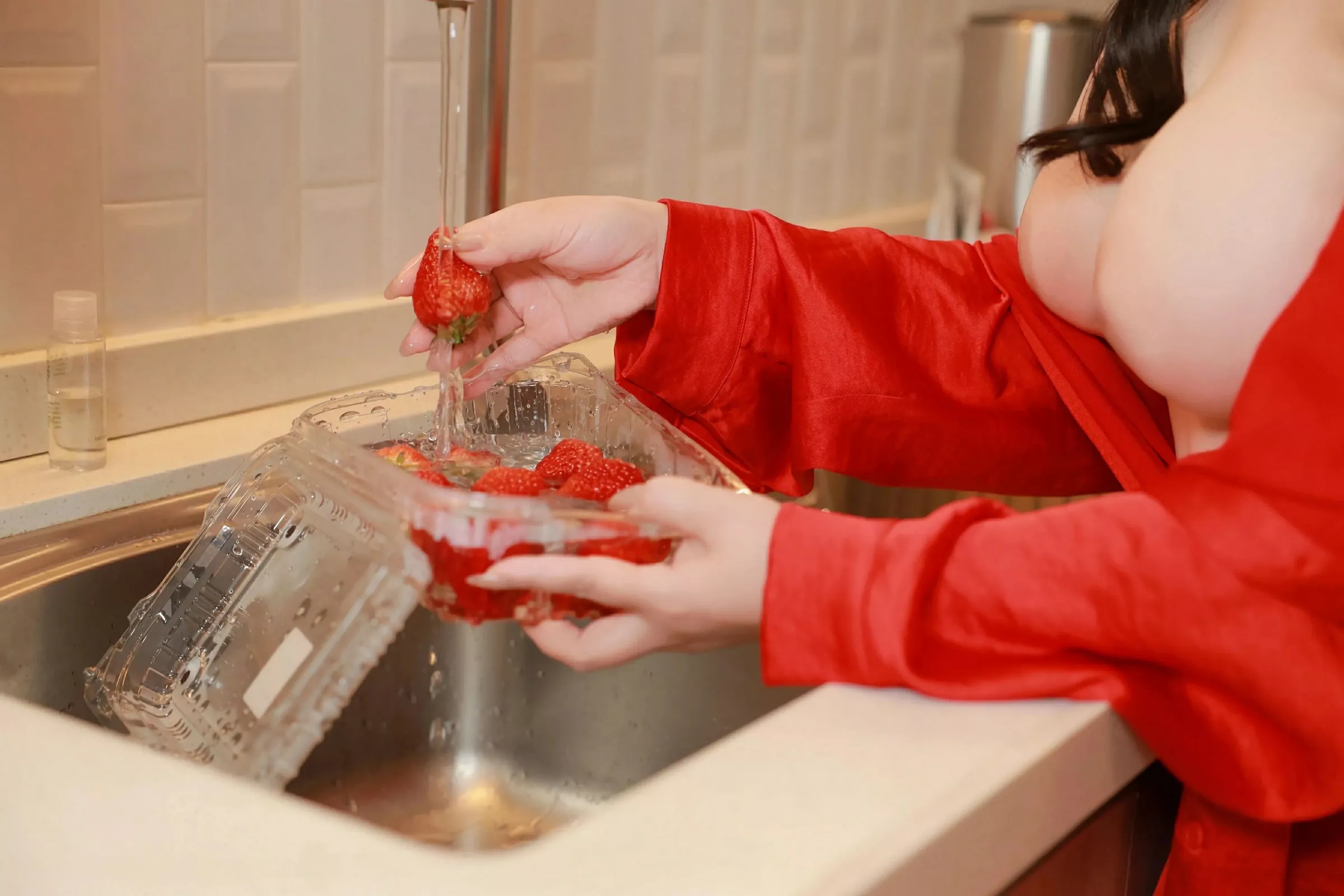 秀人集.com_[XiuRen秀人网]No.10138_模特麦田性感红色衬衫配黑短裙露开档肉丝秀婀娜身姿诱惑写真56P