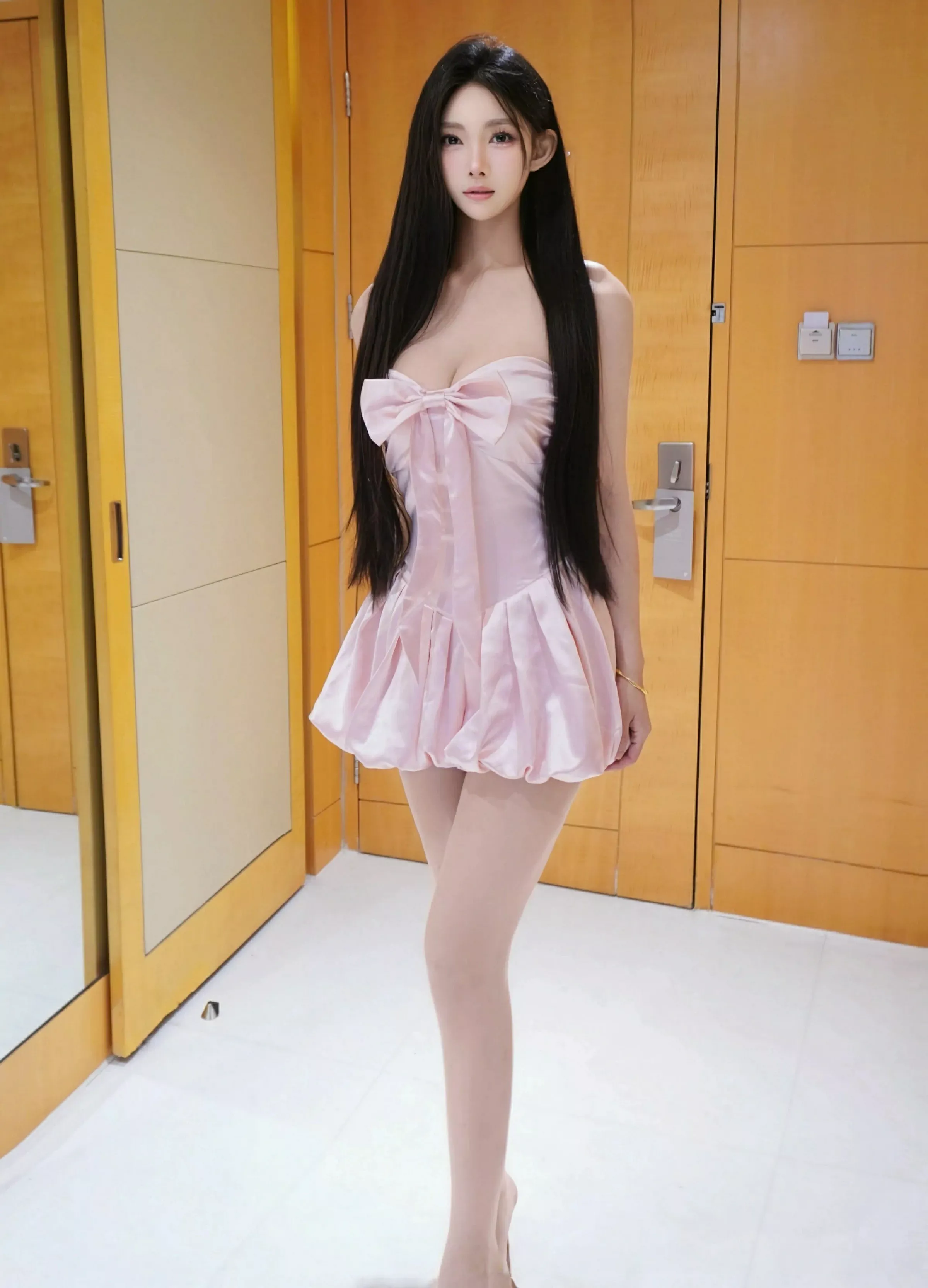 秀人集.com_[XiuRen秀人网]No.10147_新人模特雪见性感粉色连衣裙露白色内衣配白丝袜秀美腿诱惑写真61P