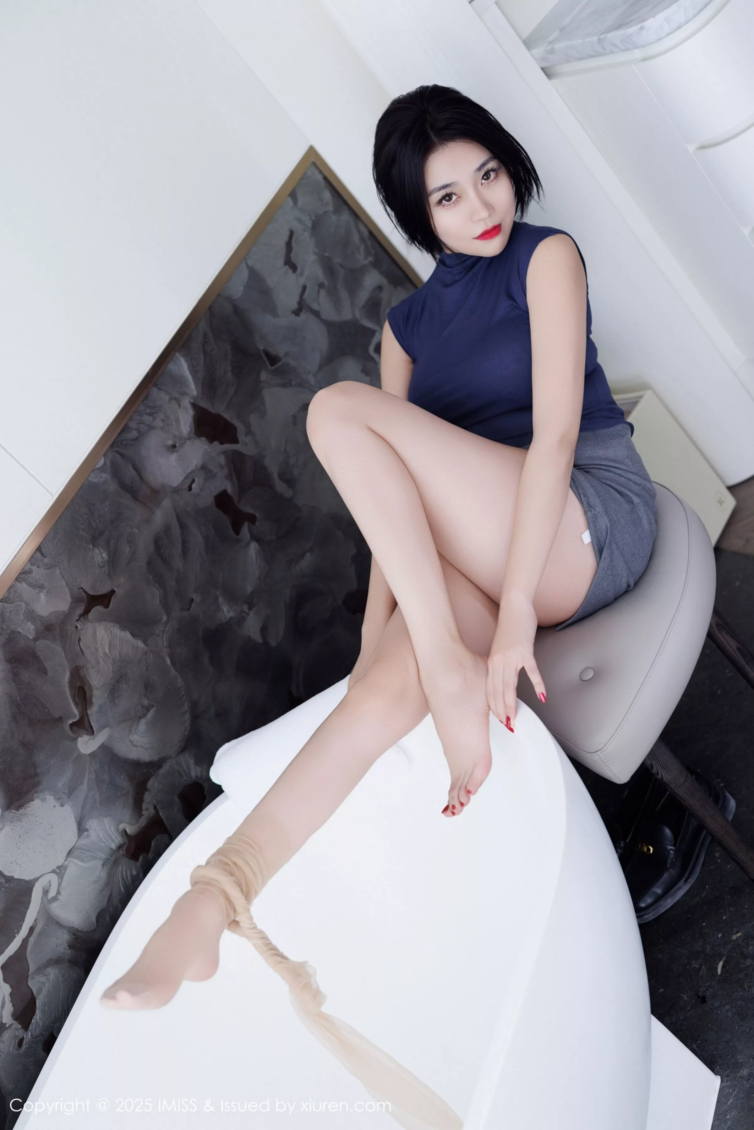 秀人集.com_[IMISS爱蜜社]Vol.789_气质女神许诺Sabrina性感灰色包臀裙配超薄肉丝秀美腿诱惑写真86P