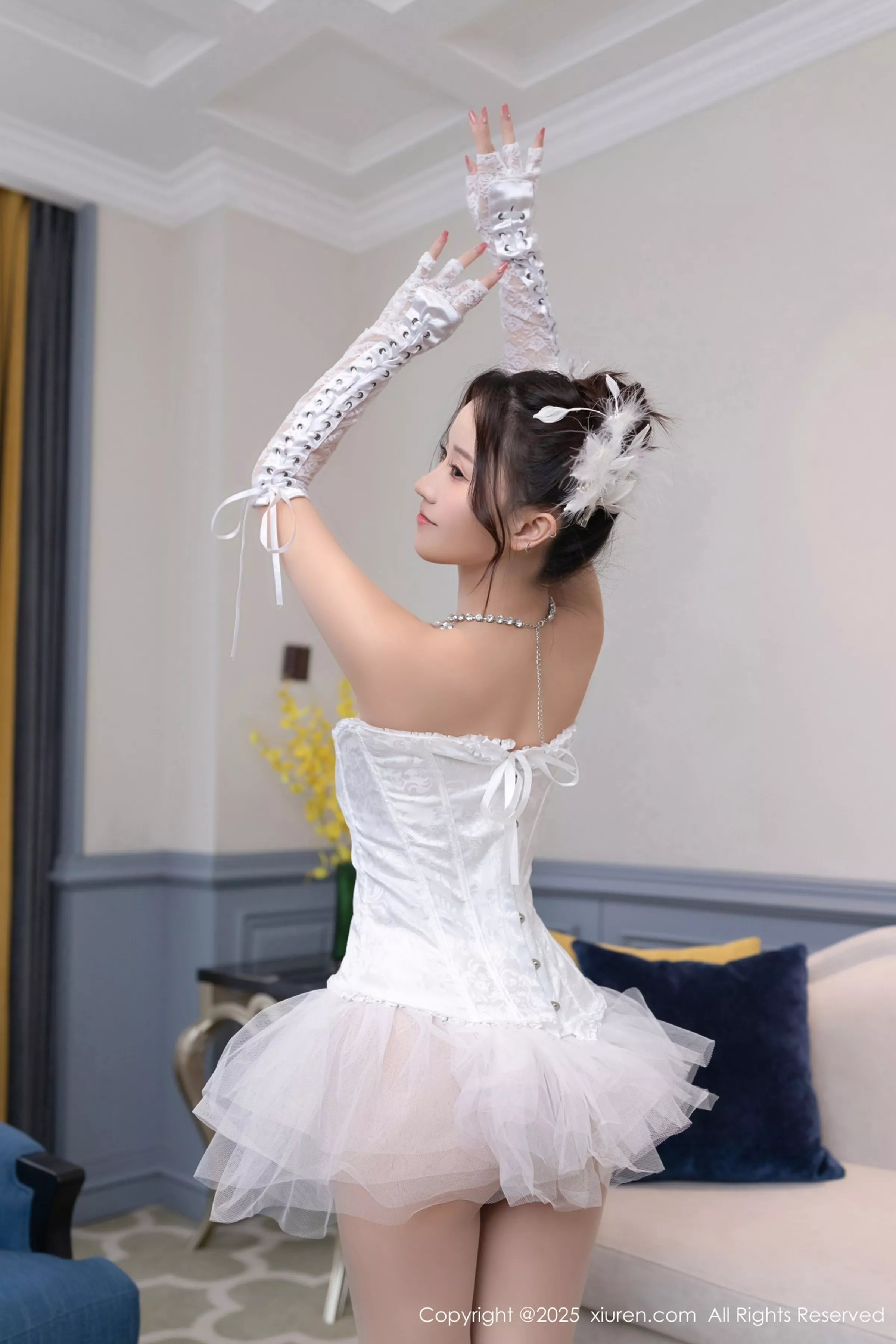 秀人集.com_[XiuRen秀人网]No.10161_模特杏子Yada性感白色低胸连衣裙配原色丝袜秀曼妙身姿诱惑写真82P