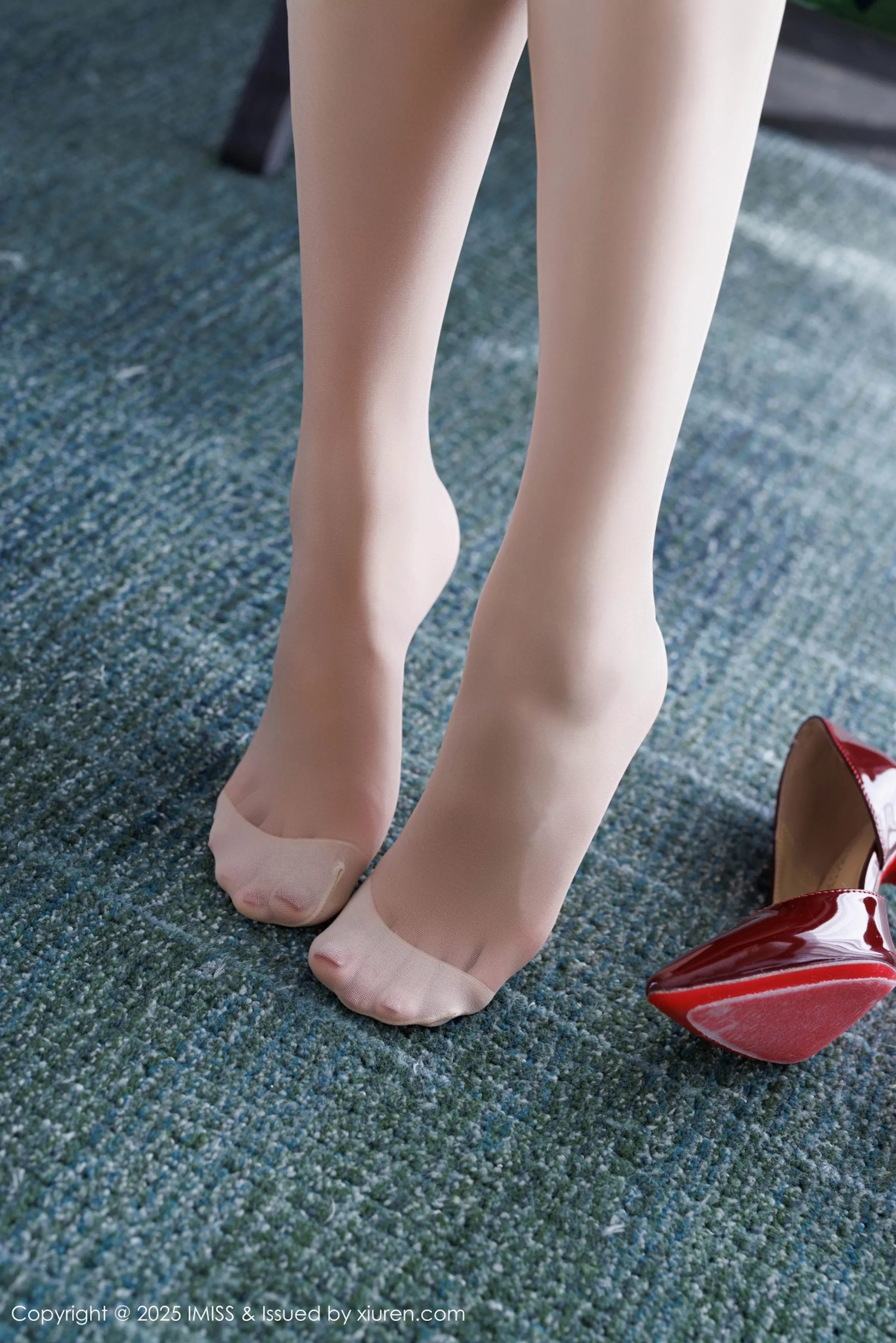 秀人集.com_[IMISS爱蜜社]Vol.789_气质女神许诺Sabrina性感灰色包臀裙配超薄肉丝秀美腿诱惑写真86P