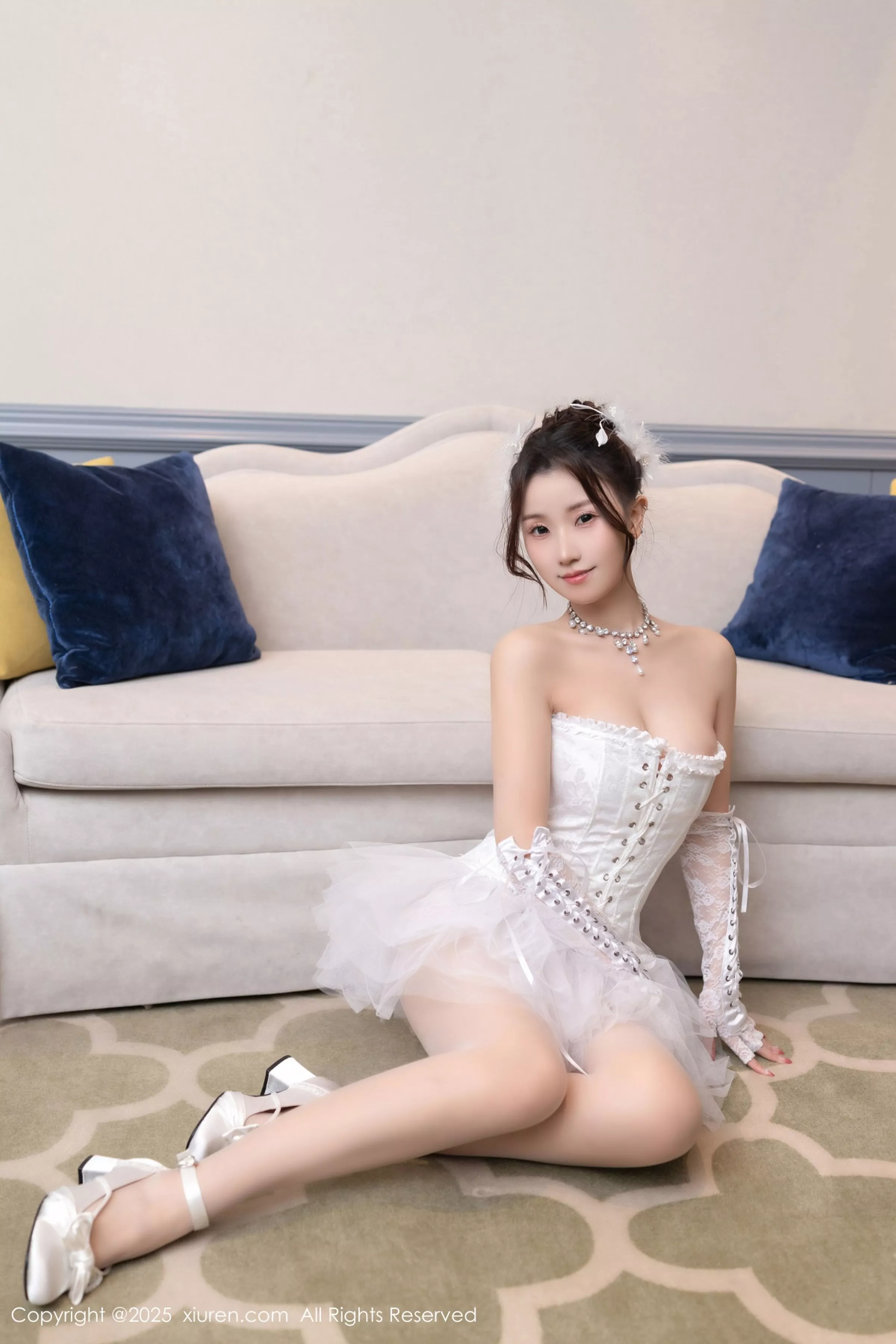 秀人集.com_[XiuRen秀人网]No.10161_模特杏子Yada性感白色低胸连衣裙配原色丝袜秀曼妙身姿诱惑写真82P