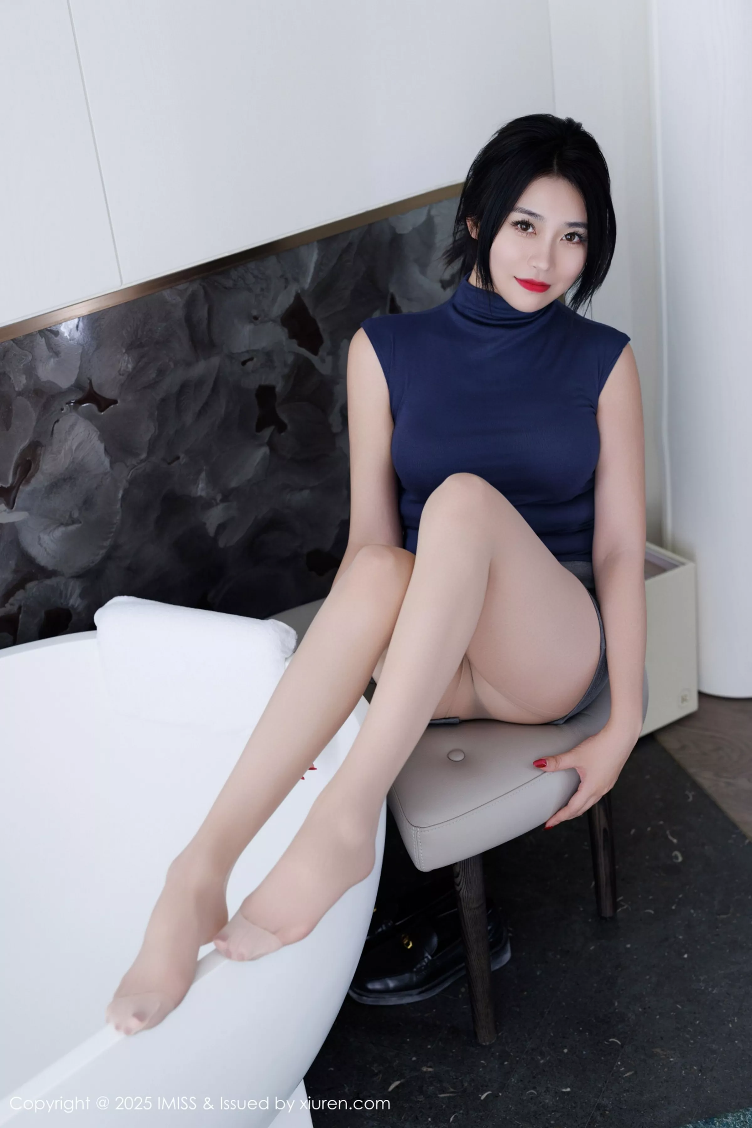 秀人集.com_[IMISS爱蜜社]Vol.789_气质女神许诺Sabrina性感灰色包臀裙配超薄肉丝秀美腿诱惑写真86P