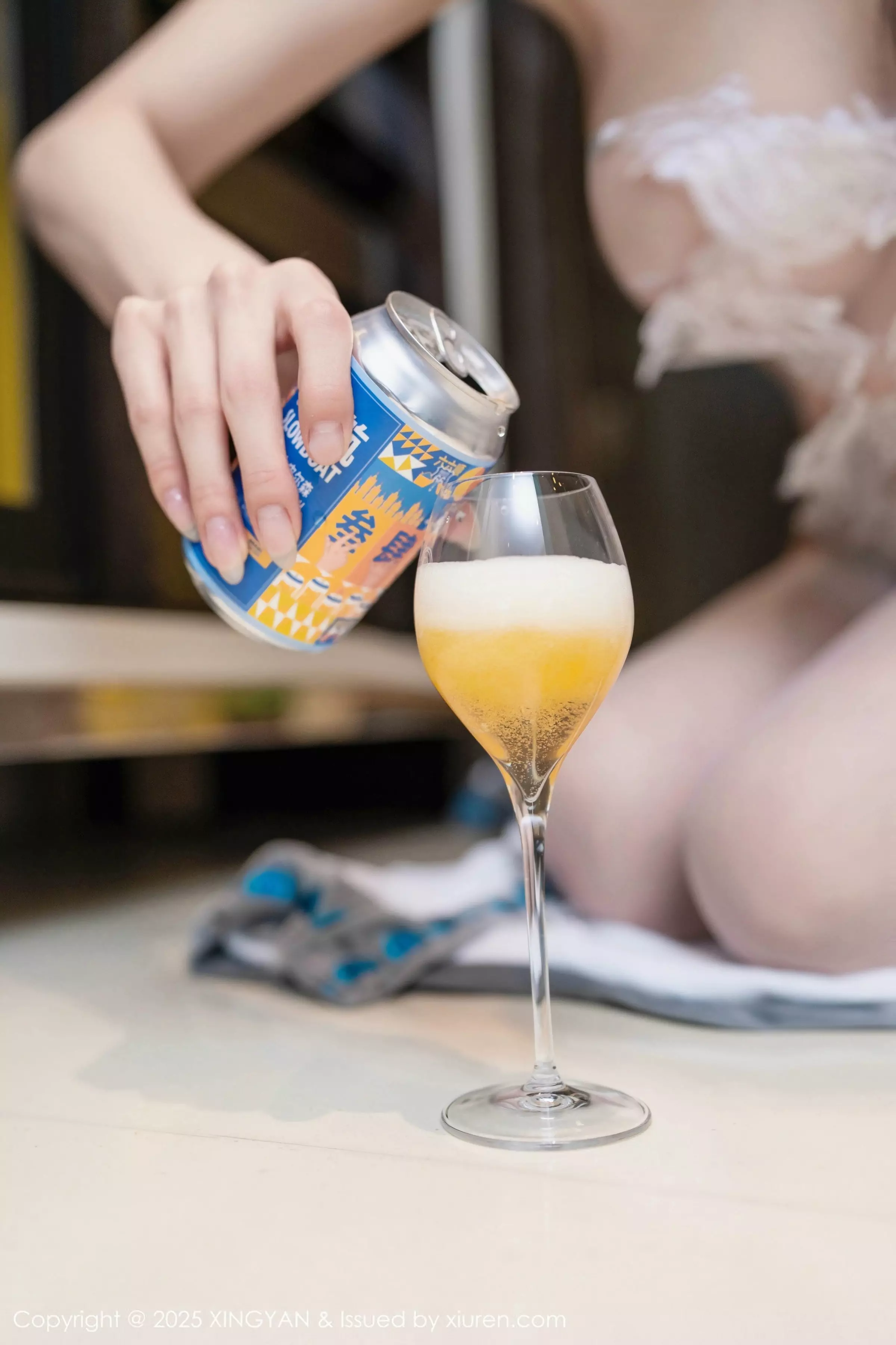 秀人集.com_[XINGYAN星颜社]VOL.326_模特清妙白色浴袍露白色情感内衣配白丝吊袜秀美腿诱惑写真80P