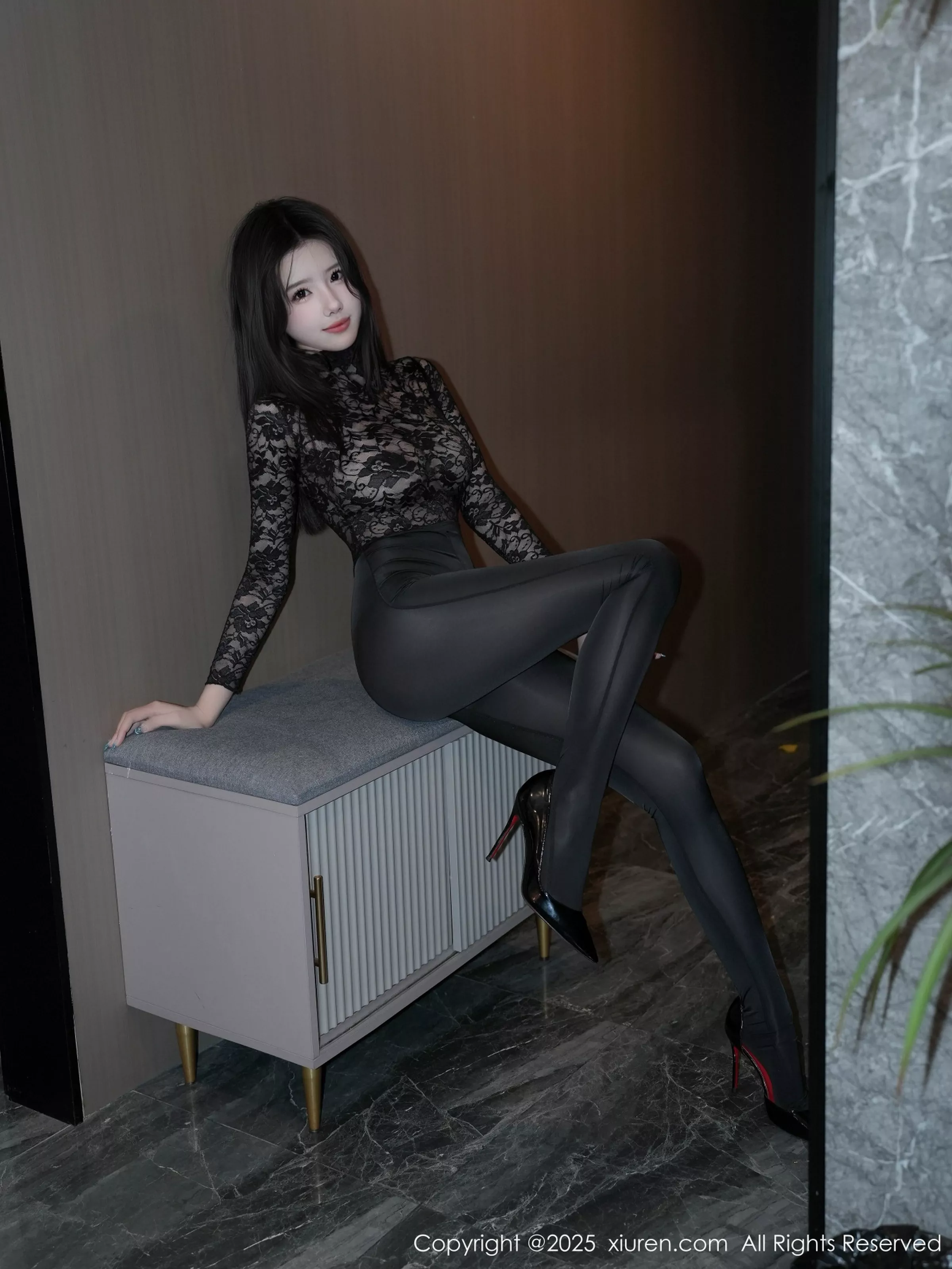 秀人集.com_[XiuRen秀人网]No.10171_模特袁圆性感黑色蕾丝服饰配黑丝连体衣秀曼妙身姿惹火诱惑写真57P