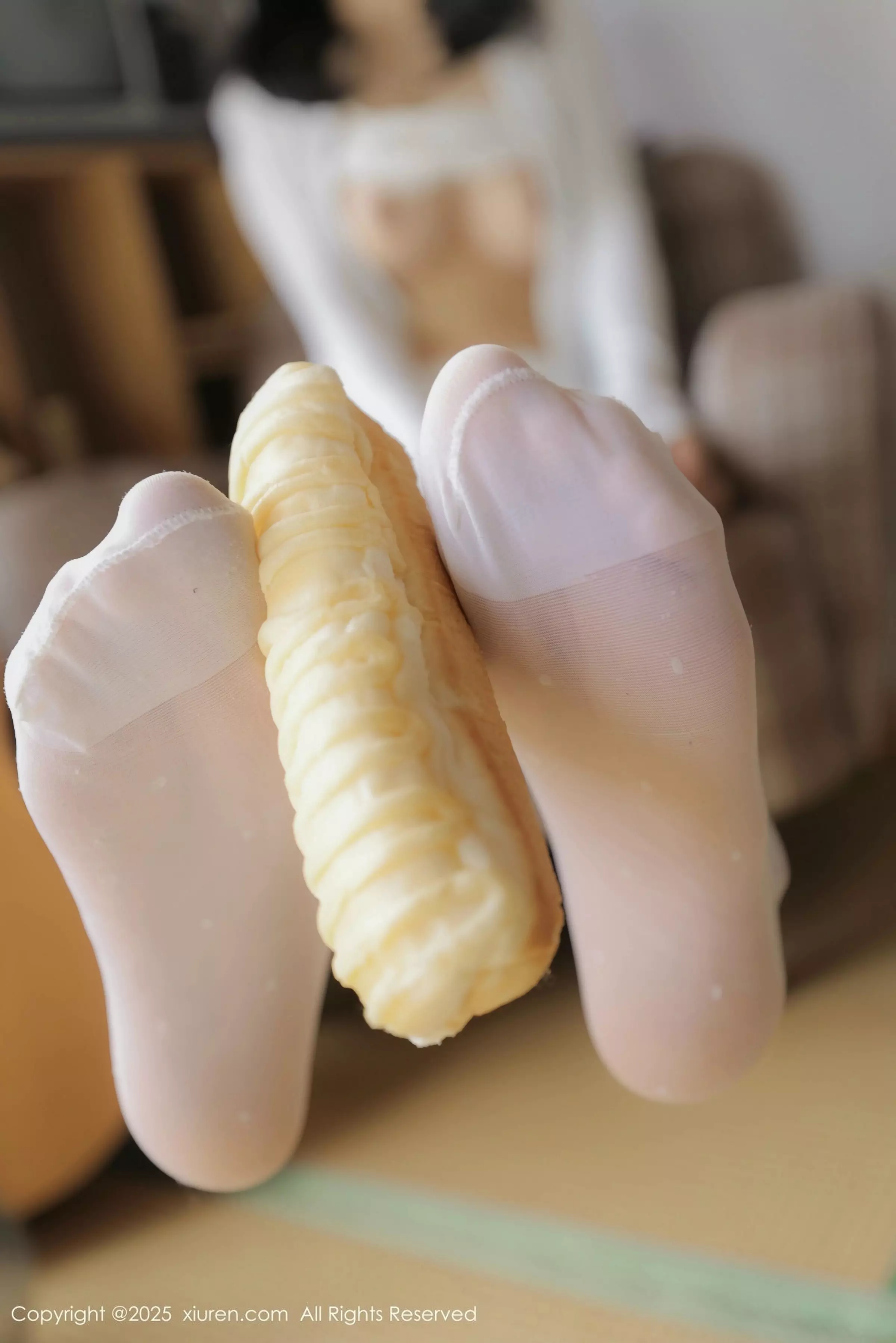 秀人集.com_[XiuRen秀人网]No.10073_模特奶芙乔乔性感原木棉吊带配白色丝袜秀凹凸身材完美诱惑写真70P