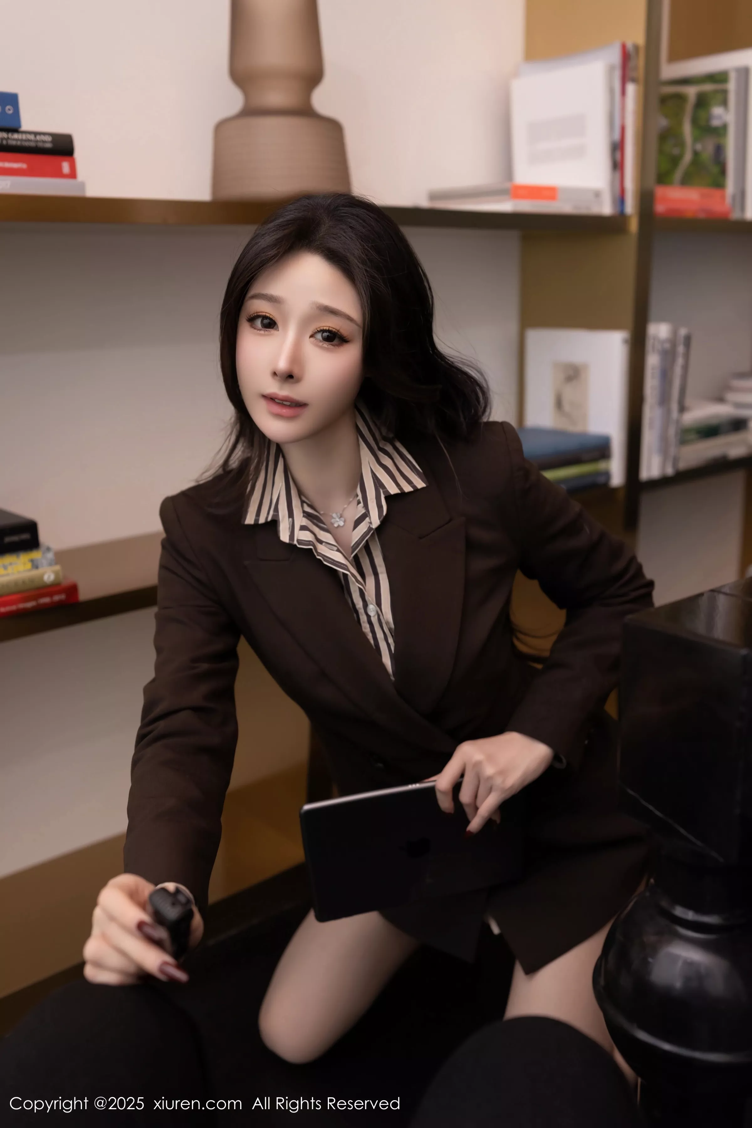 秀人集.com_[XiuRen秀人网]No.10202_模特小逗逗性感衬衫露紫色蕾丝内衣配黑丝袜秀曼妙身姿诱惑写真80P