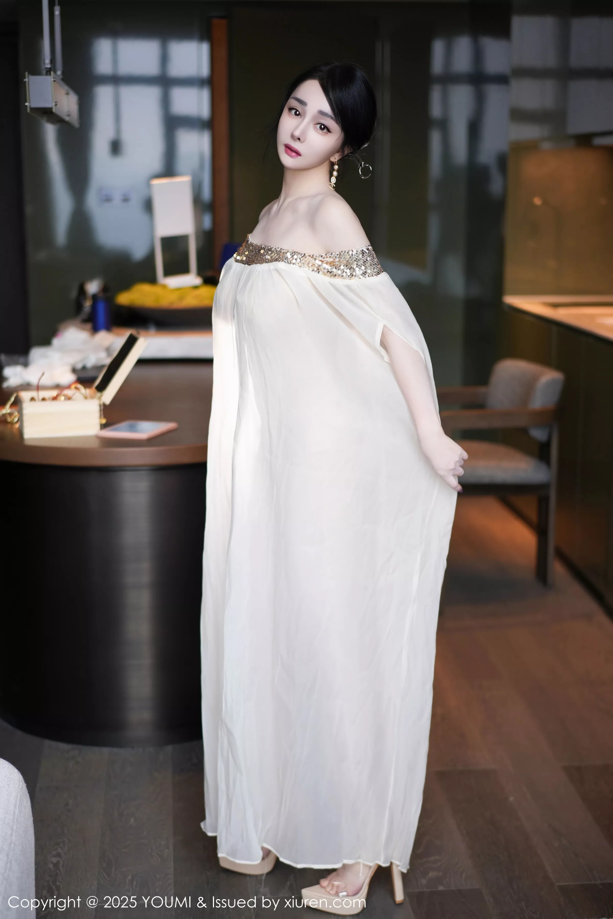 秀人集.com_[YouMi尤蜜荟]Vol.1132_模特允爾薄纱服饰露性感金色吊坠式情趣内衣秀丰腴身姿诱惑写真62P