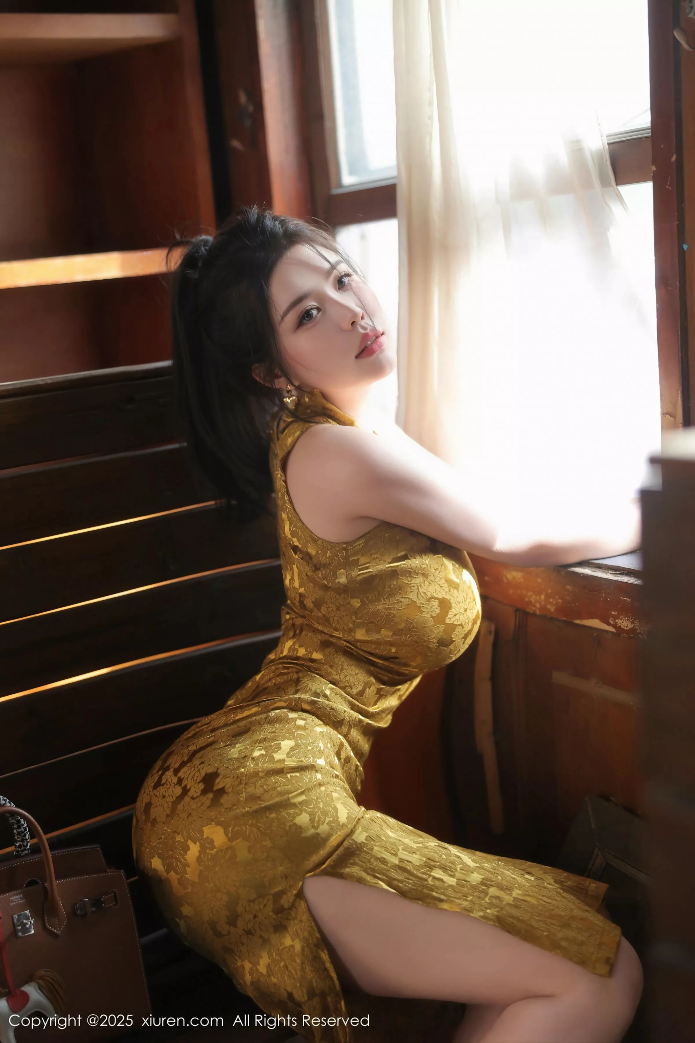 秀人集.com_[XiuRen秀人网]No.10269_模特林若凡F性感黄色旗袍露浅色内衣秀丰腴身材撩人诱惑写真71P