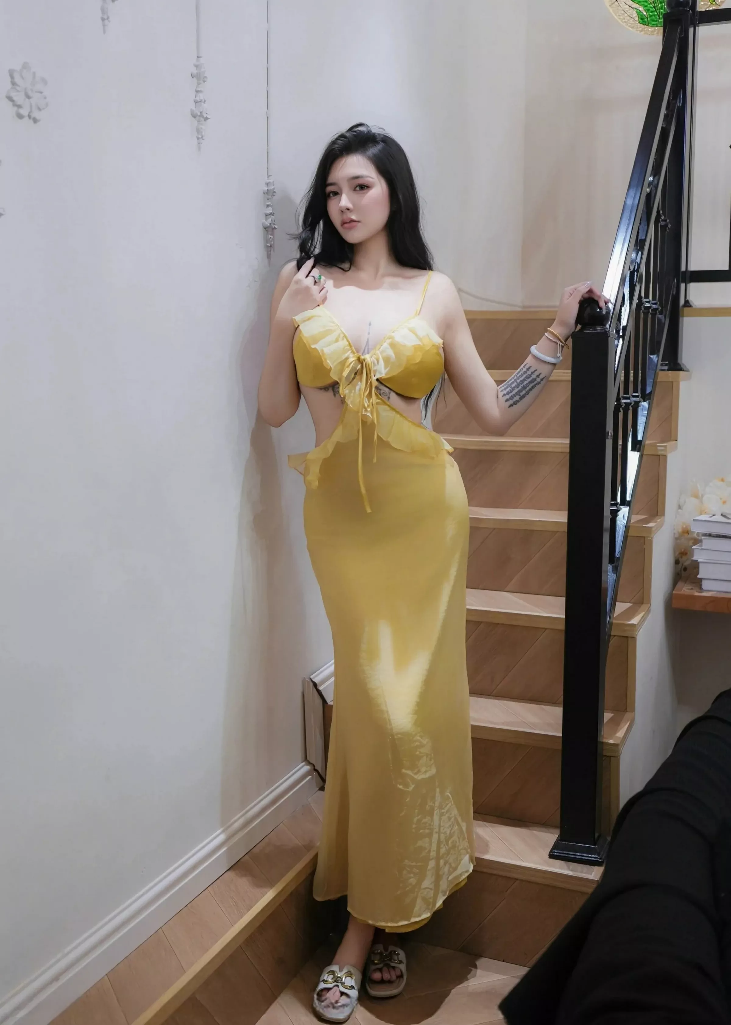 秀人集.com_[XiuRen秀人网]No.10395_模特娜比性感黄色吊带长裙露黄色内衣秀凹凸身材撩人诱惑写真76P