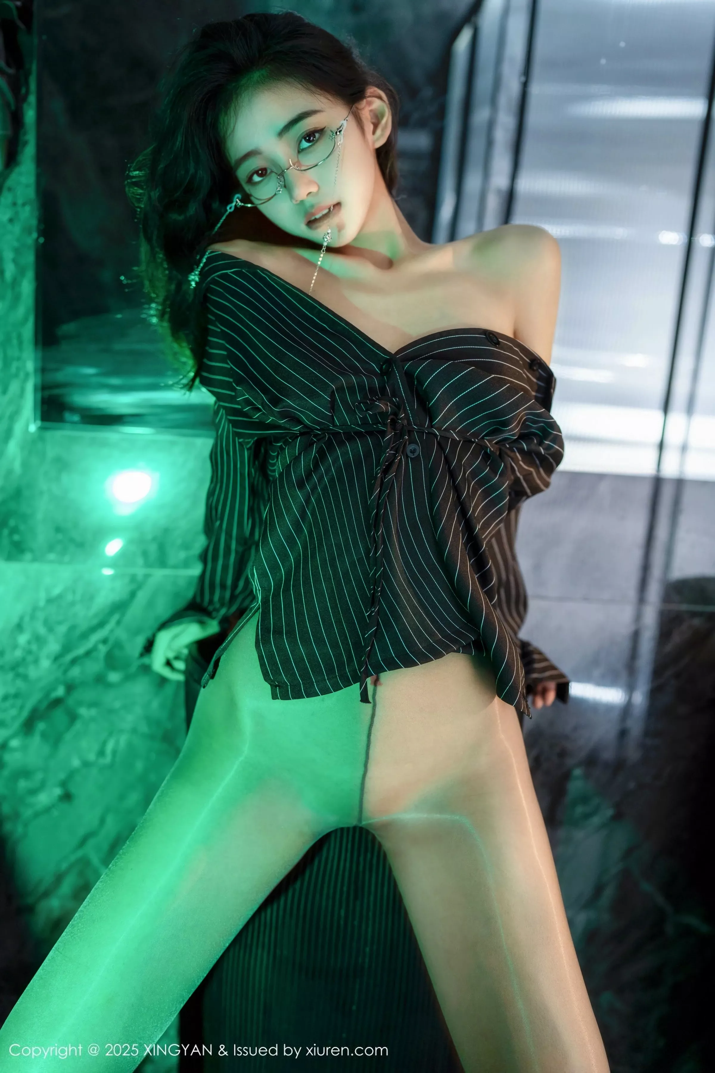 秀人集.com_[XINGYAN星颜社]VOL.356_模特时安安性感黑色衬衫配超薄无内黑丝秀柔美身姿诱惑写真76P