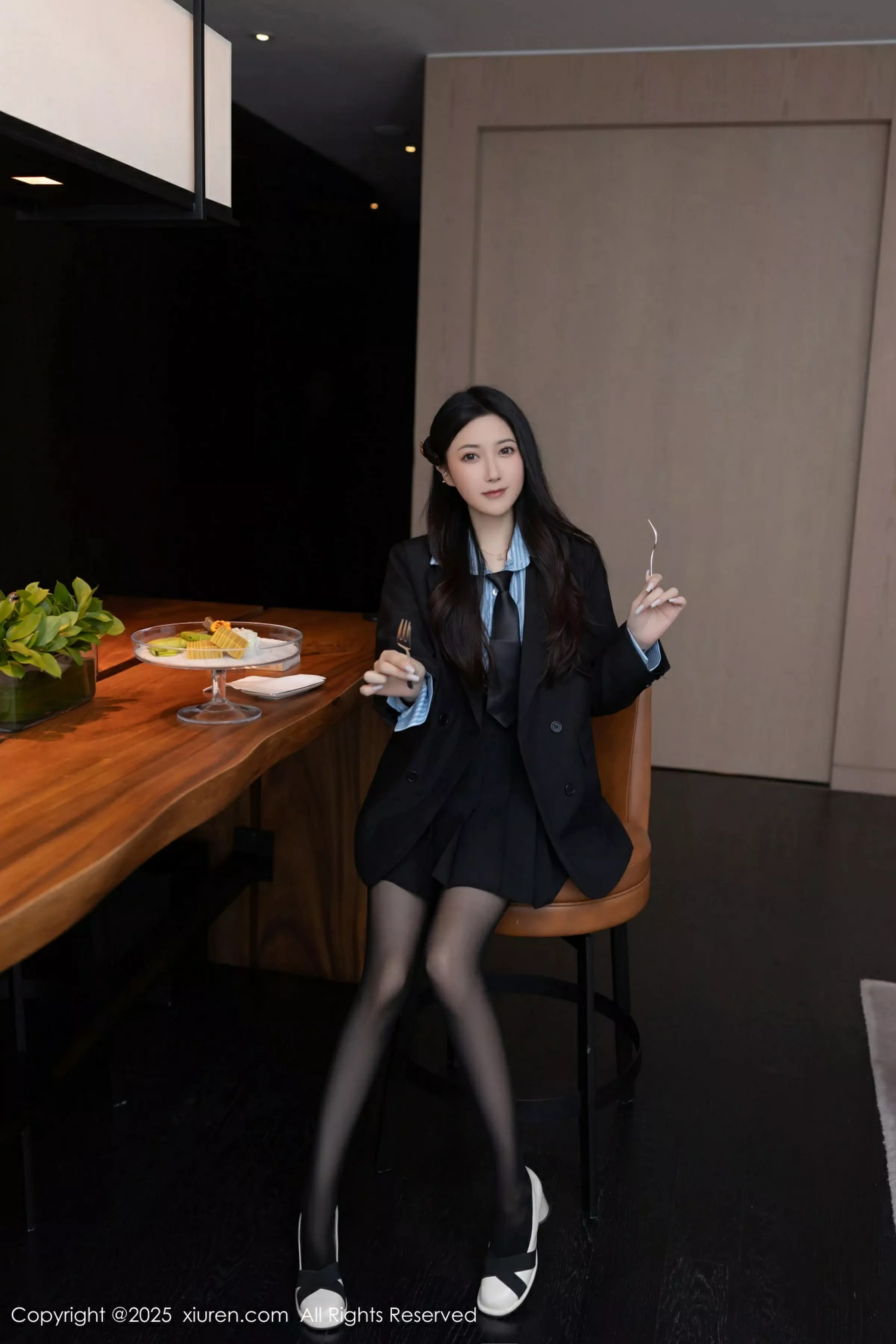 秀人集.com_[XiuRen秀人网]No.10412_模特鱼子酱Fish蓝色T恤配黑短裙露超薄黑丝秀曼妙身材诱惑写真80P