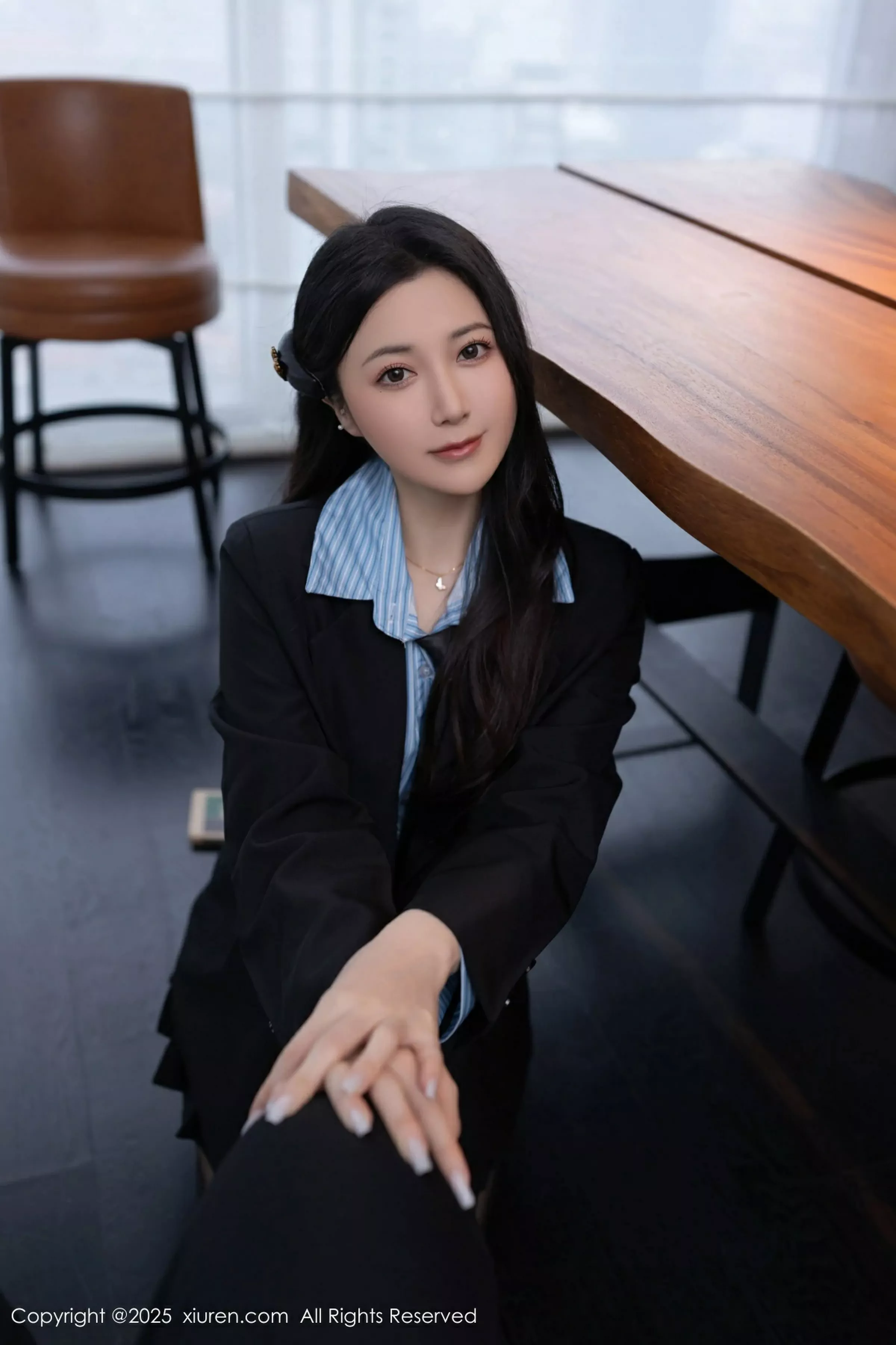 秀人集.com_[XiuRen秀人网]No.10412_模特鱼子酱Fish蓝色T恤配黑短裙露超薄黑丝秀曼妙身材诱惑写真80P