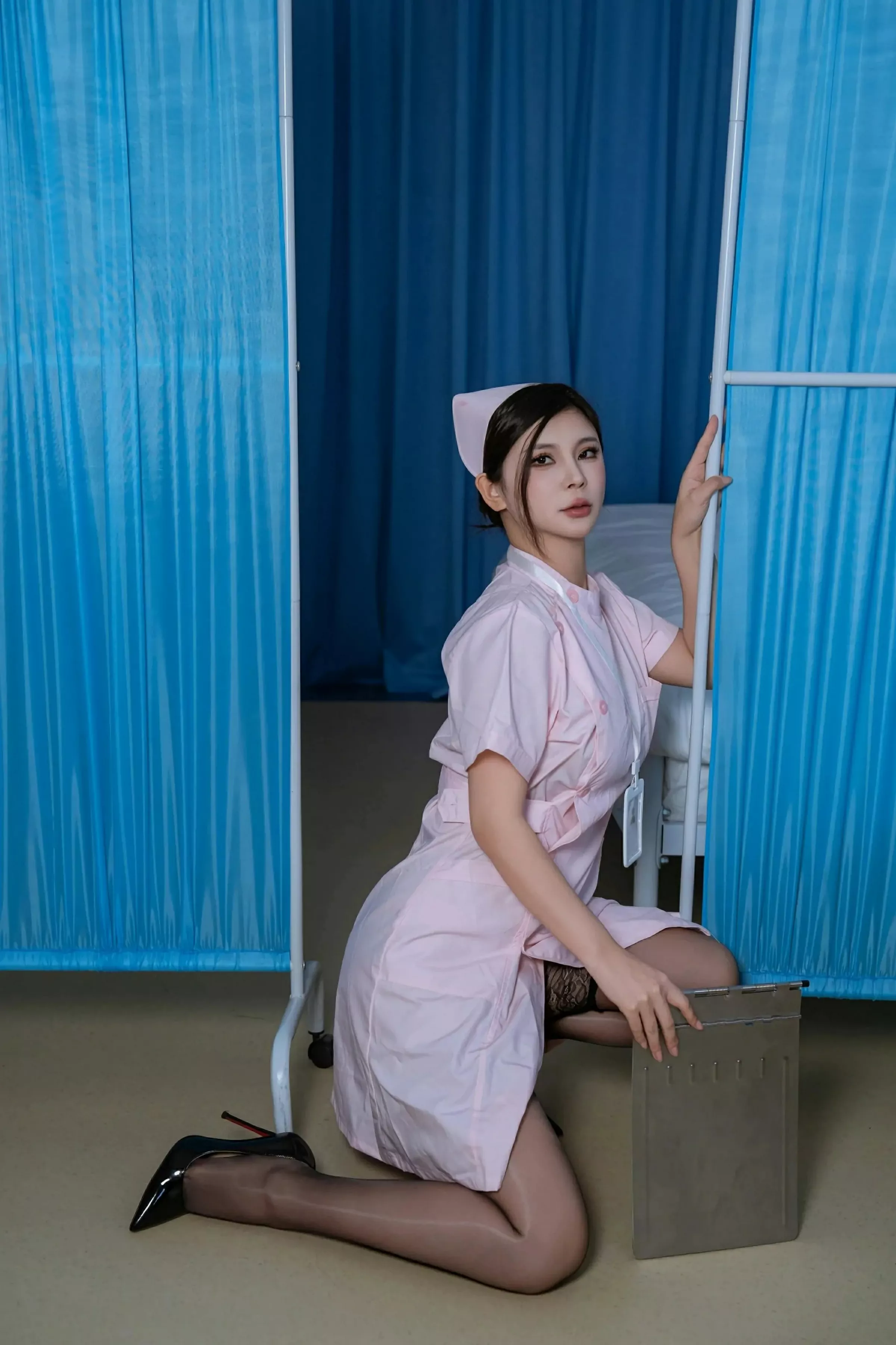 秀人集.com_[XiuRen秀人网]No.10408_模特小蛮妖Yummy粉色护士服露黑色情趣内衣配黑丝吊袜诱惑写真87P