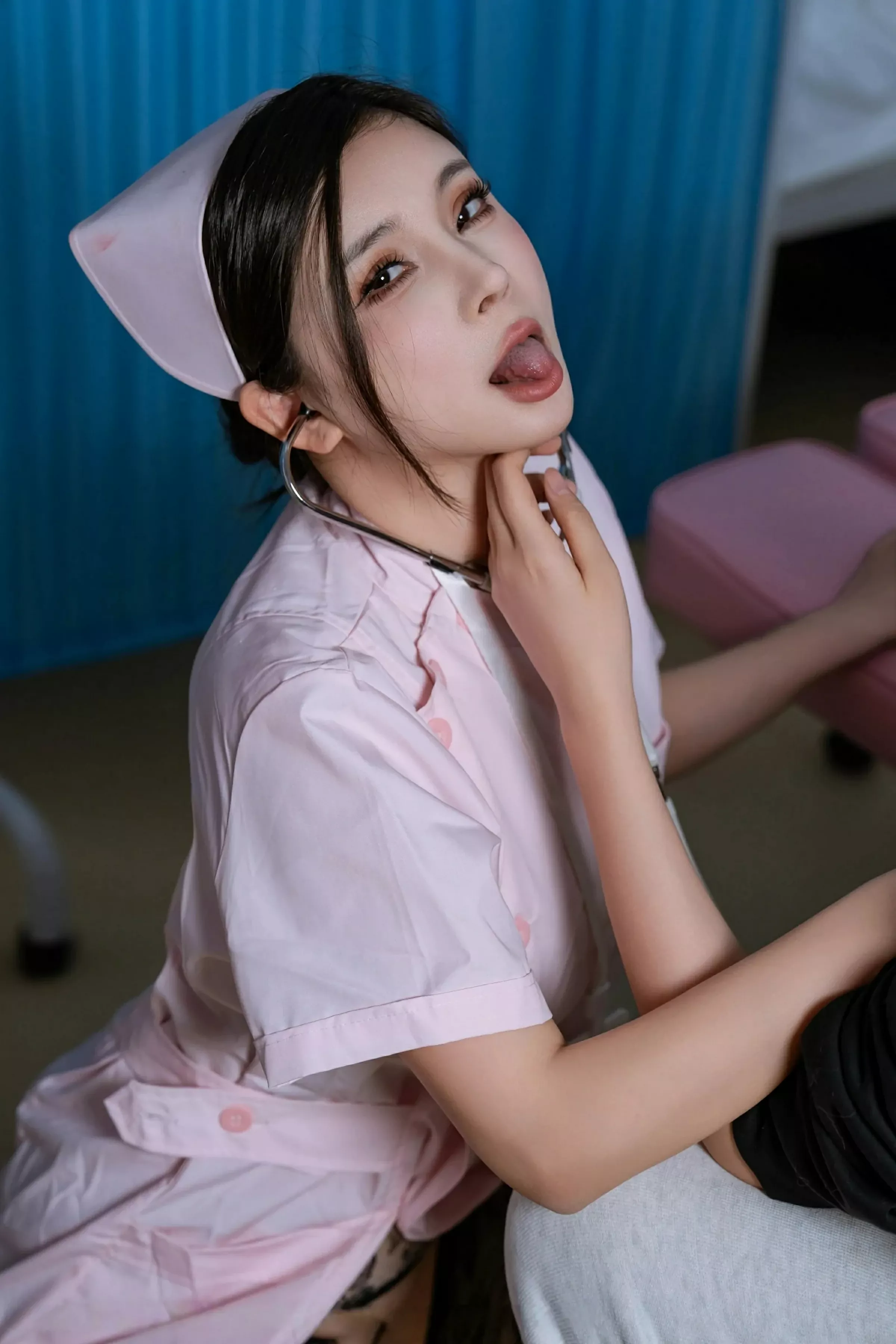 秀人集.com_[XiuRen秀人网]No.10408_模特小蛮妖Yummy粉色护士服露黑色情趣内衣配黑丝吊袜诱惑写真87P